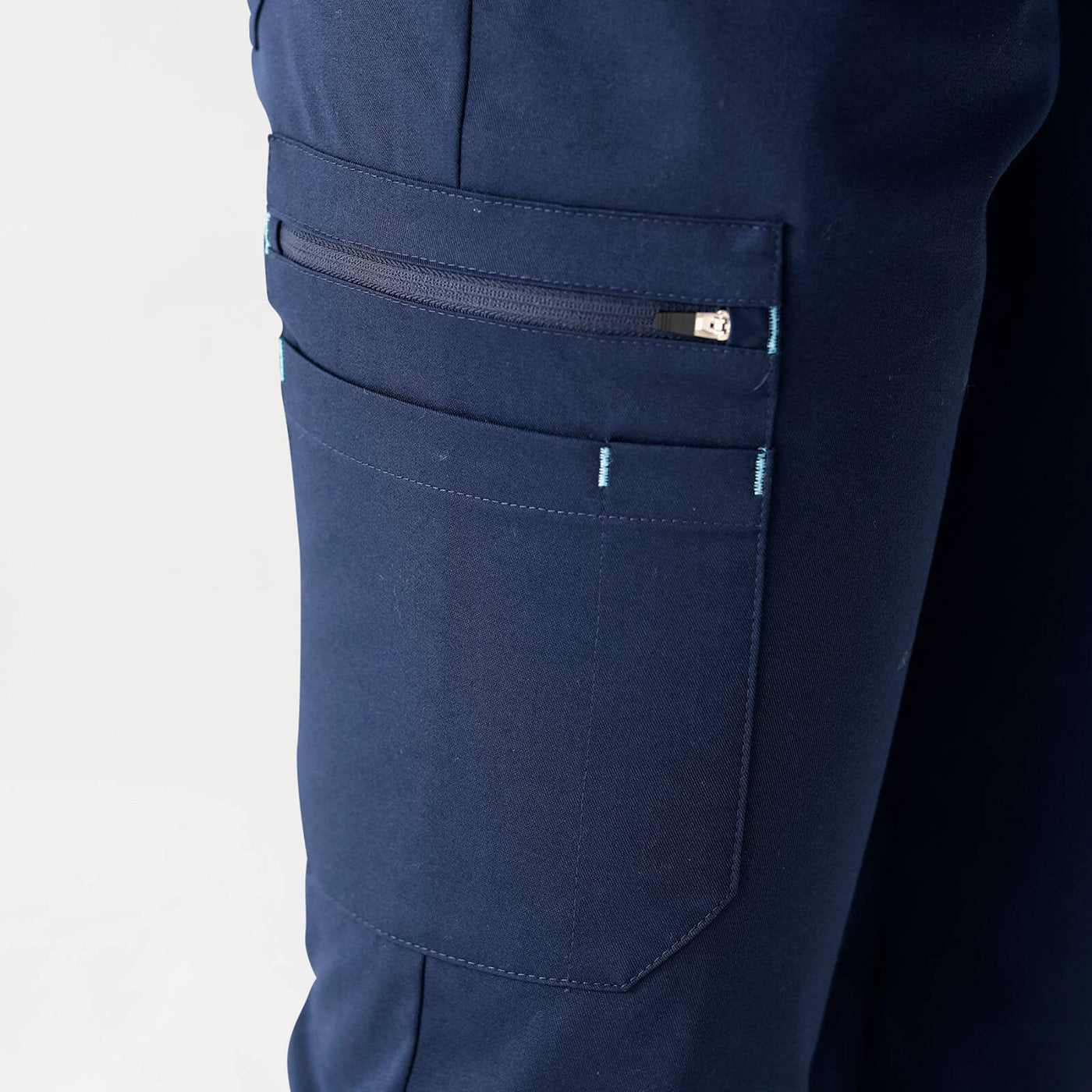 Detailaufnahme, Seiten-Tasche der CLINIC STRETCH Jogpants.