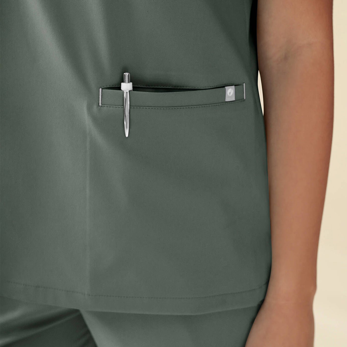 KAERE Schlupfkasack in grün, Detailaufnahme einer großen Seitentasche für mehr Stauraum.