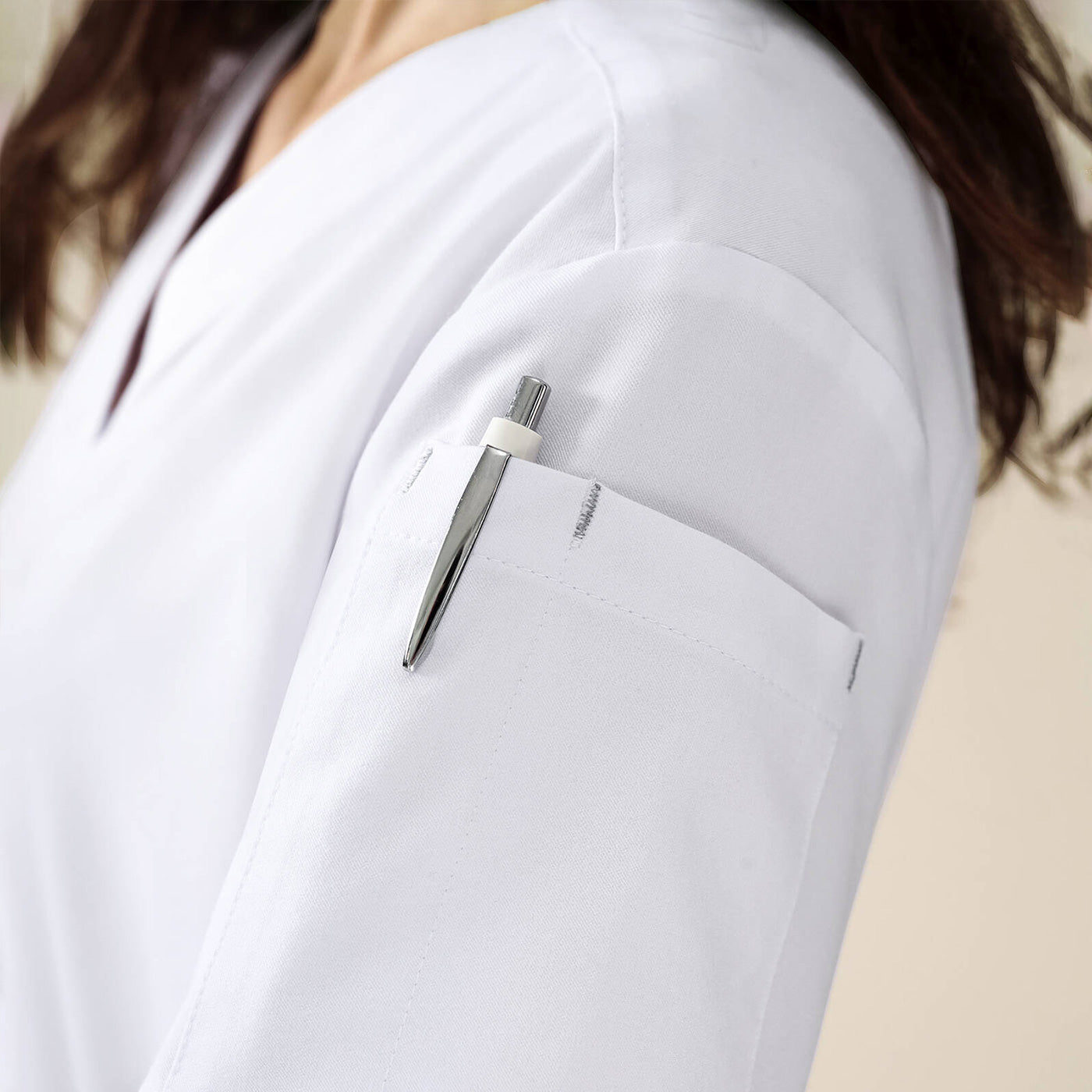 KAERE Schlupfkasack in weiß, Detailaufnahme einer Armtasche für extra Stauraum.