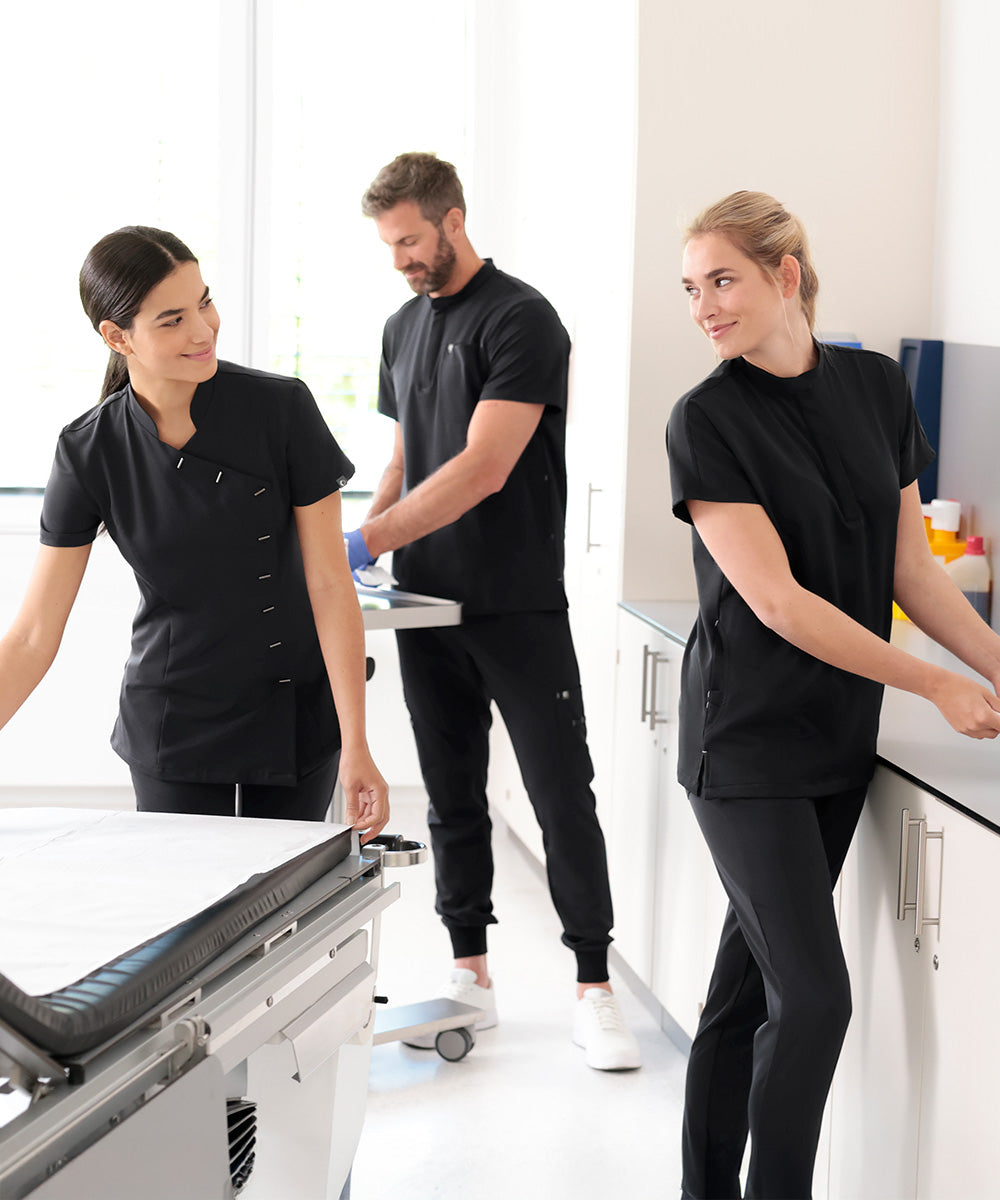 Aufnahme eines Teams, komplett in KAERE schwarz gekleidet, in Praxis-Umgebung.