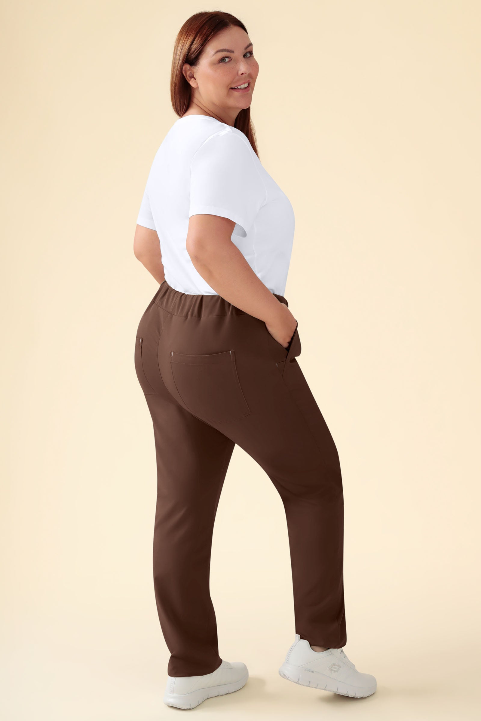 KAERE Hose Damen - gerader Saum ohne Beintaschen coffee, Rückansicht Das Model ist 173 cm groß und trägt Größe XL