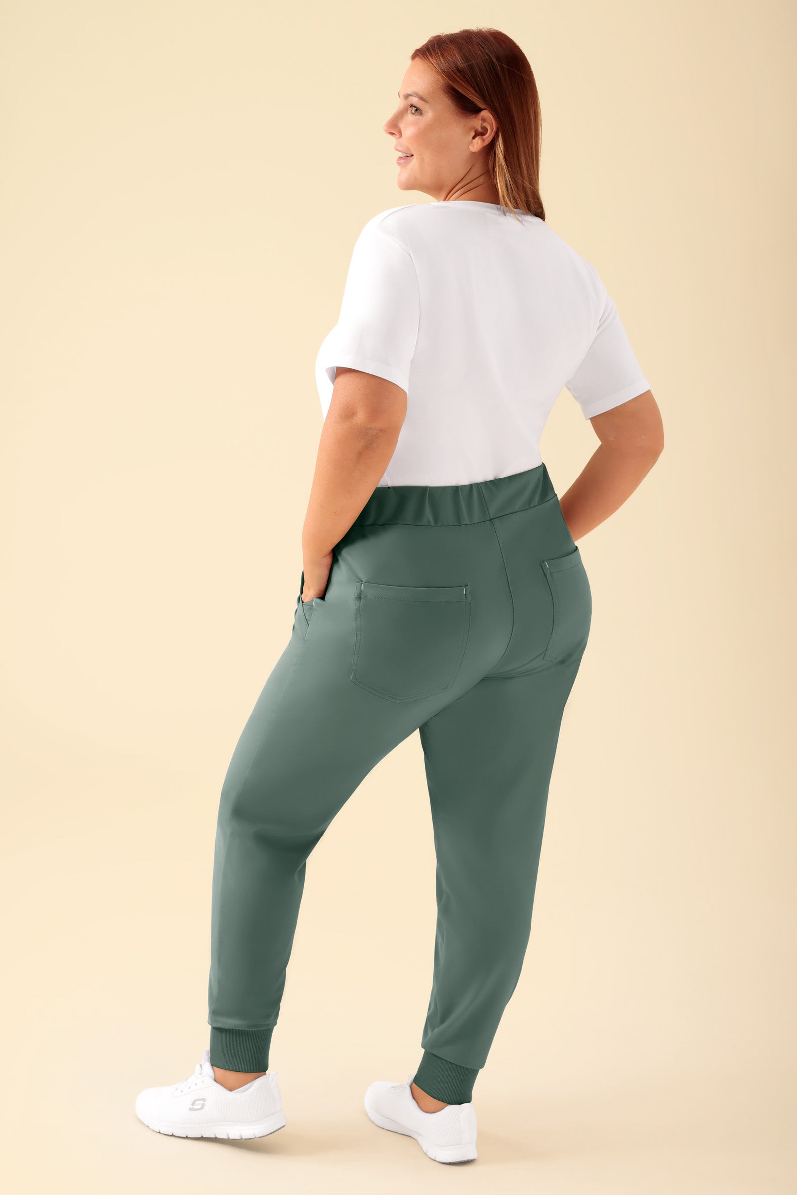 KAERE Hose Damen - Saumbündchen ohne Beintaschen dunkelgrün, Rückansicht Das Model ist 173 cm groß und trägt Größe XL