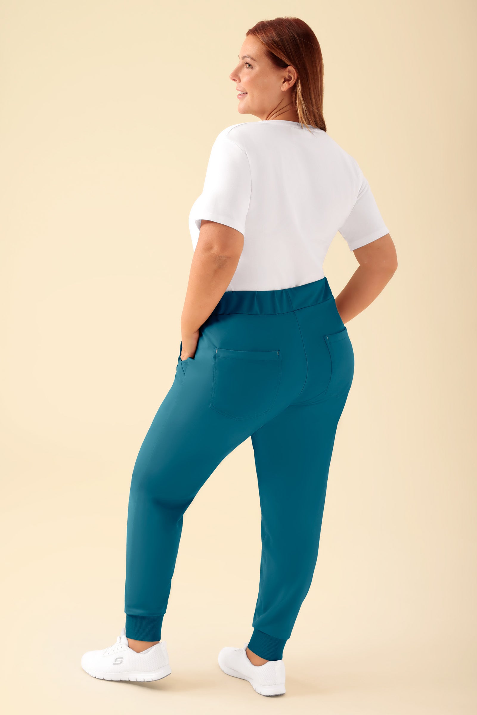 KAERE Hose Damen - Saumbündchen ohne Beintaschen petrol, Rückansicht Das Model ist 173 cm groß und trägt Größe XL