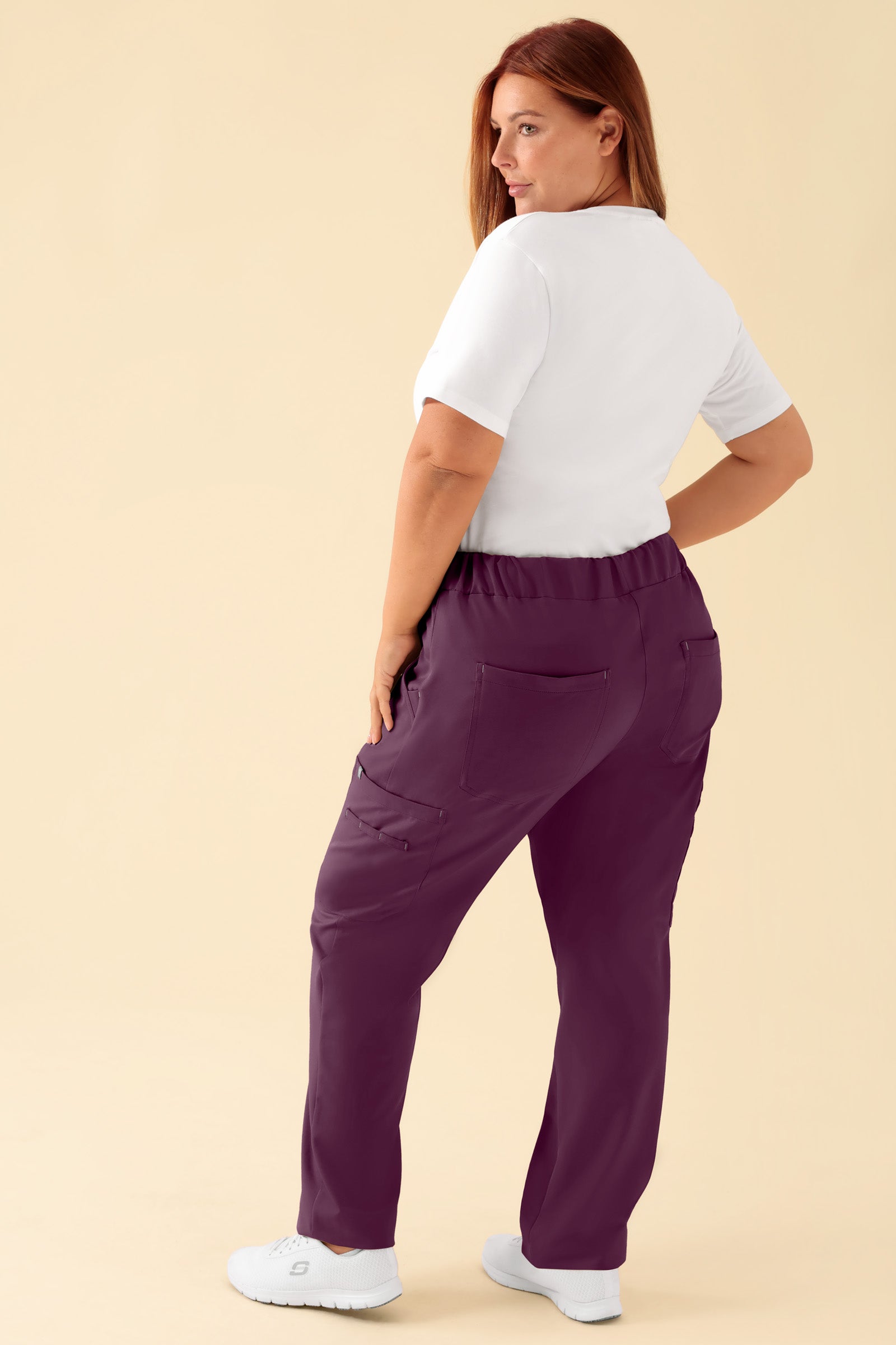KAERE Hose Damen - gerader Saum mit Beintaschen pflaume, Rückansicht Das Model ist 173 cm groß und trägt Größe XL