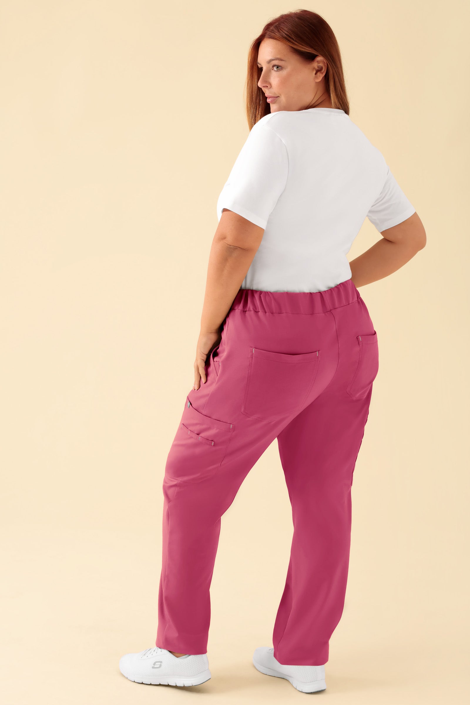 KAERE Hose Damen - gerader Saum mit Beintaschen rosenholz, Rückansicht Das Model ist 173 cm groß und trägt Größe XL