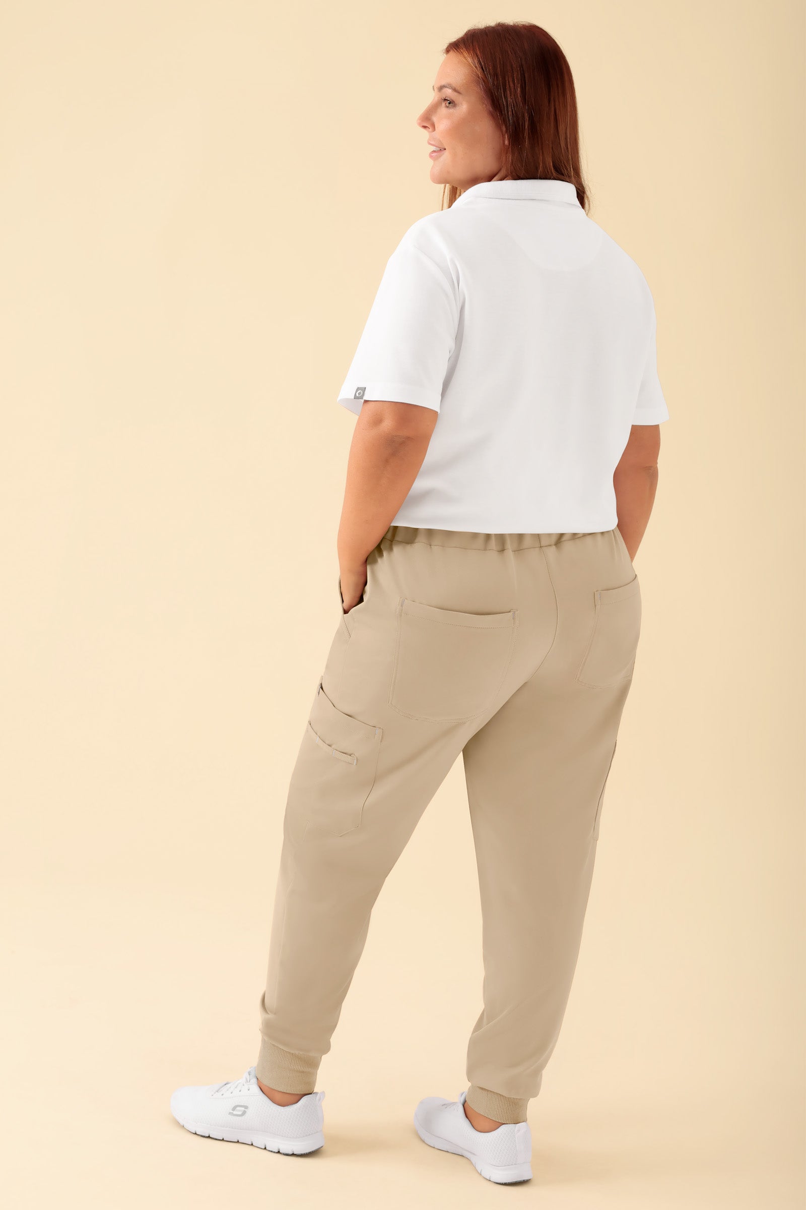 KAERE Hose Damen - Saumbündchen mit Beintaschen sand, Rückansicht Das Model ist 173 cm groß und trägt Größe XL