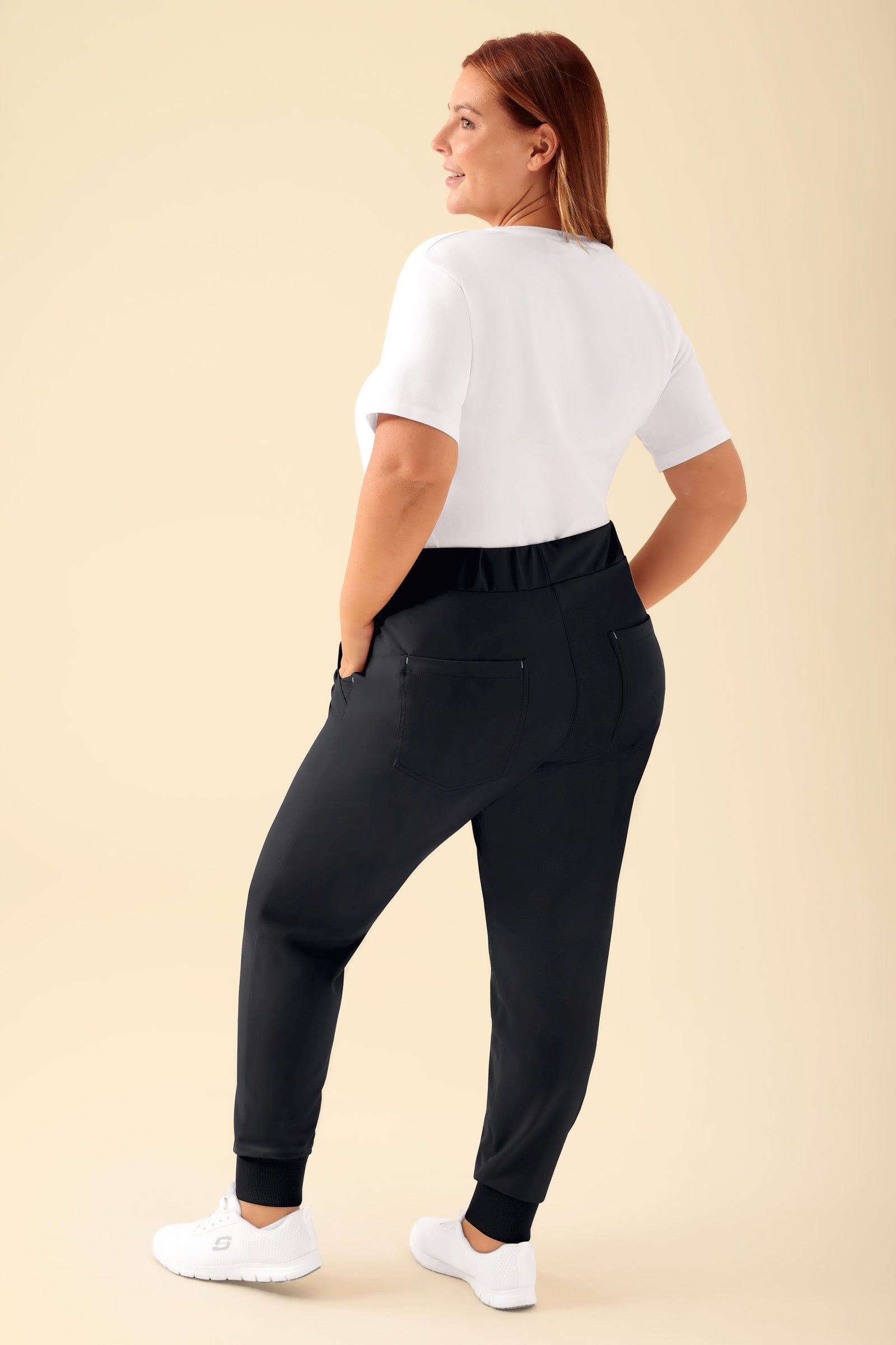 KAERE Hose Damen - Saumbündchen ohne Beintaschen schwarz, Rückansicht Das Model ist 173 cm groß und trägt Größe XL