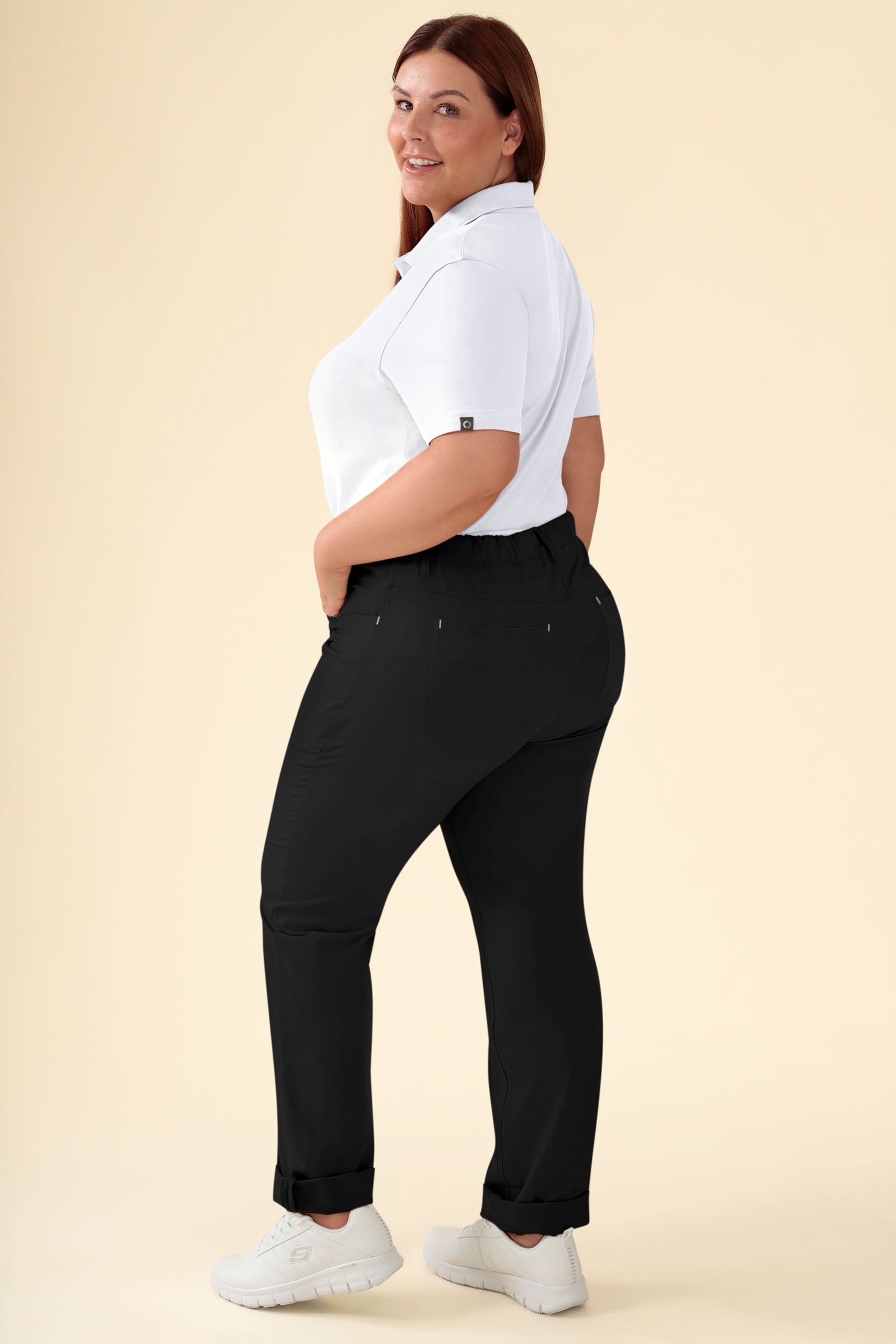 KAERE Hose Damen - 5-Pocket schwarz, Rückansicht Das Model ist 173 cm groß und trägt Größe XL