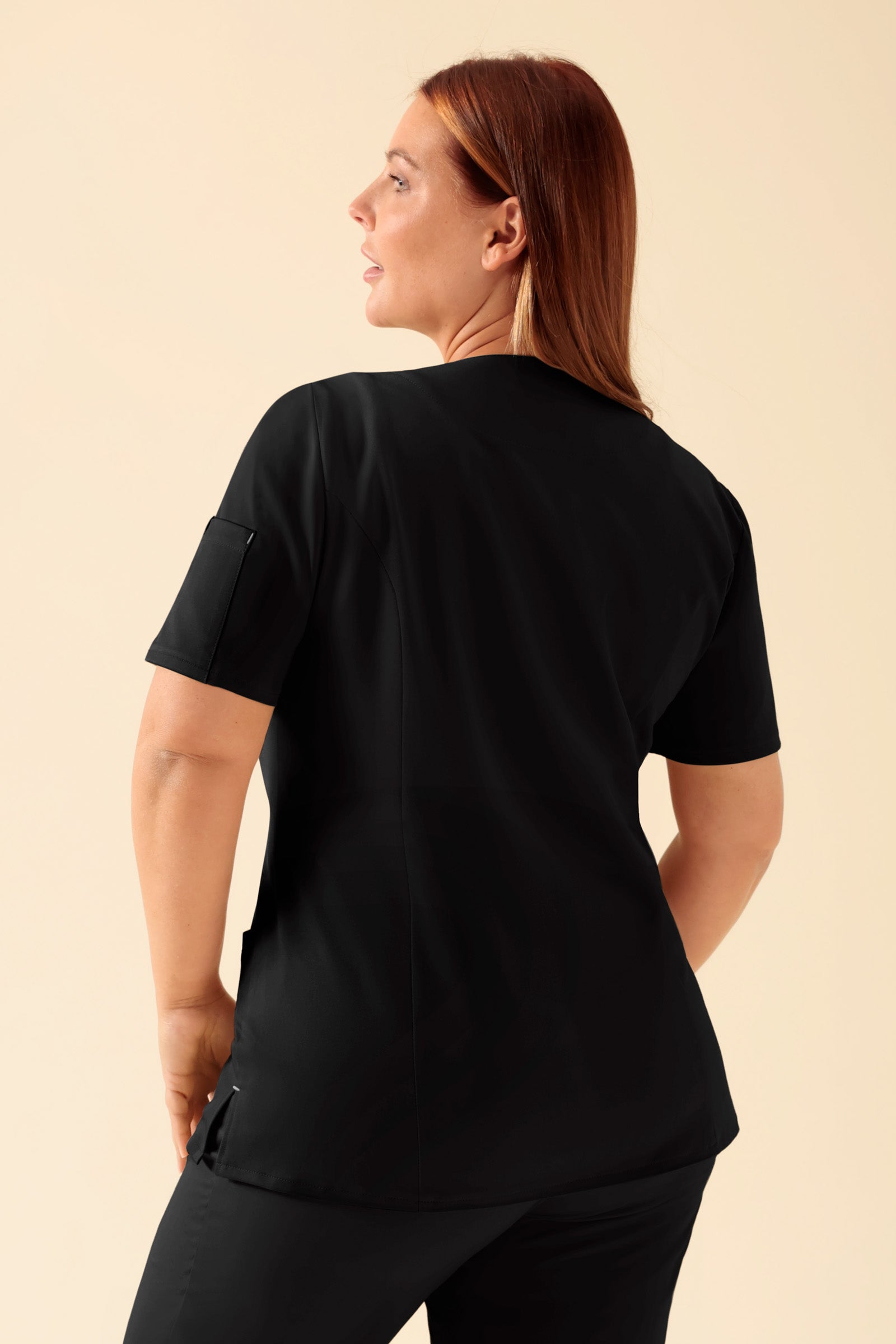 KAERE Kasack Damen - durchgeknöpft schwarz, Rückansicht Das Model ist 173 cm groß und trägt Größe XL