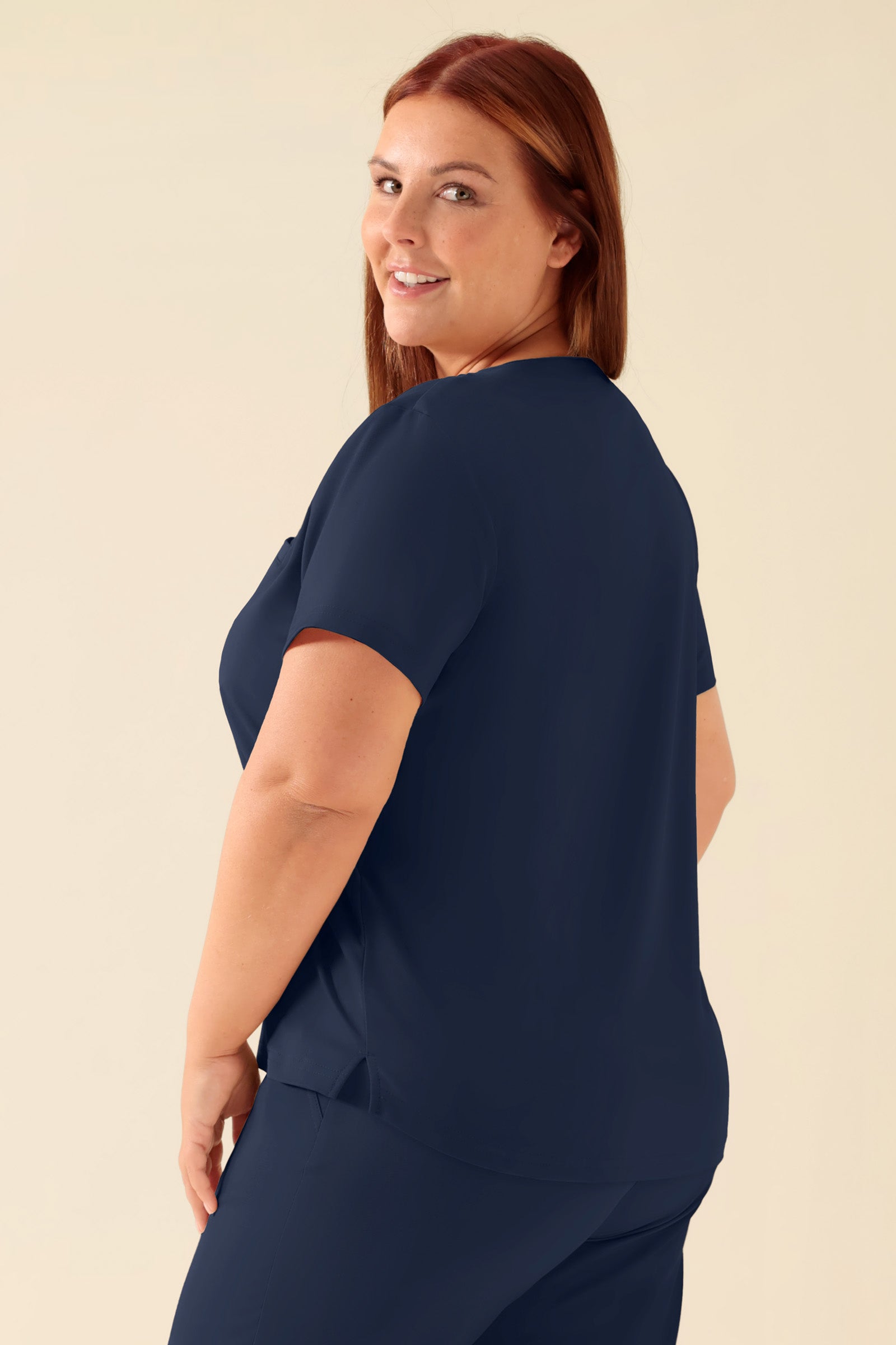 KAERE Shirt Damen - Rundhalsausschnitt navy, Rückansicht Das Model ist 173 cm groß und trägt Größe XL