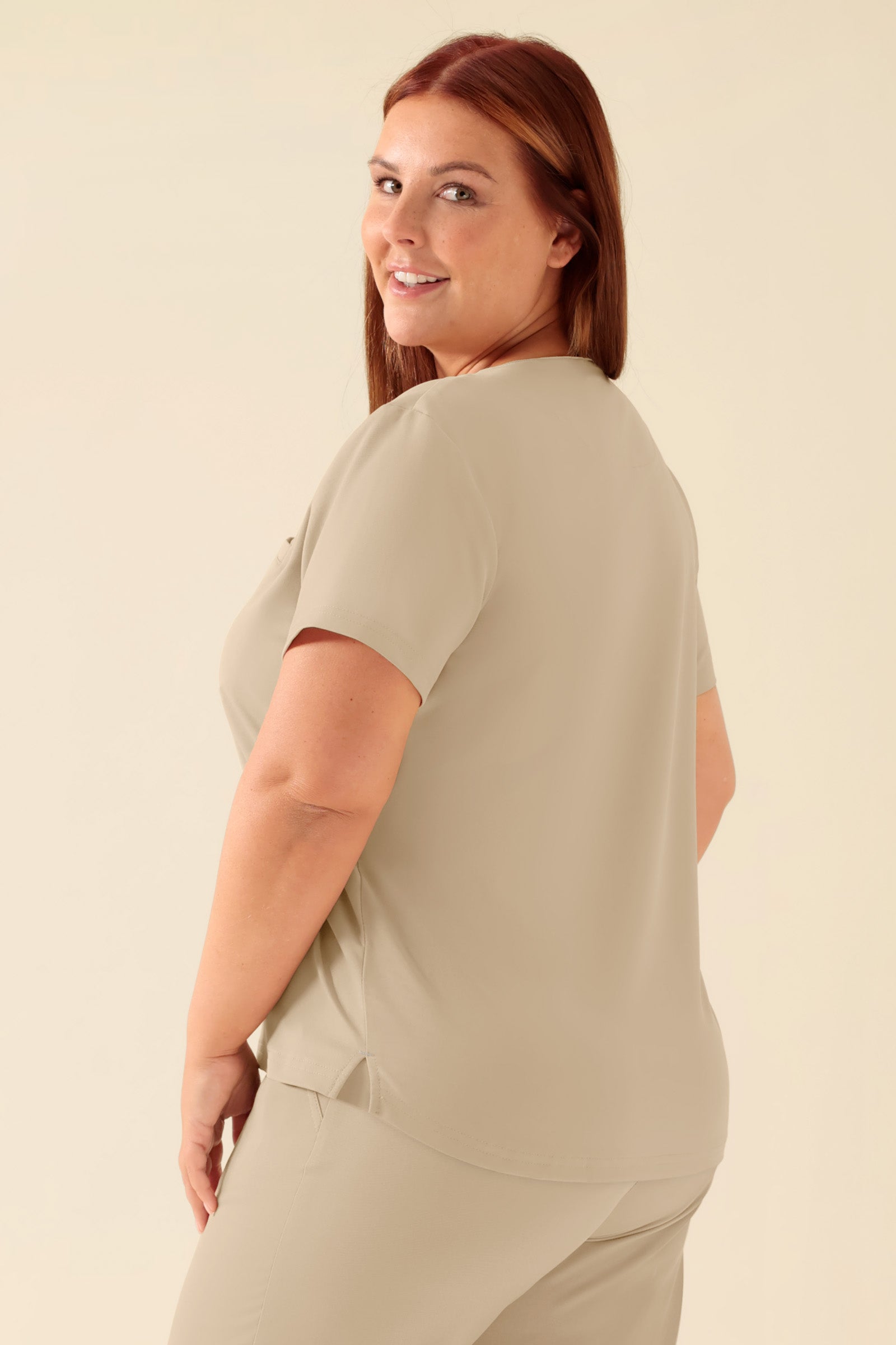 KAERE Shirt Damen - Rundhalsausschnitt sand, Rückansicht Das Model ist 173 cm groß und trägt Größe XL