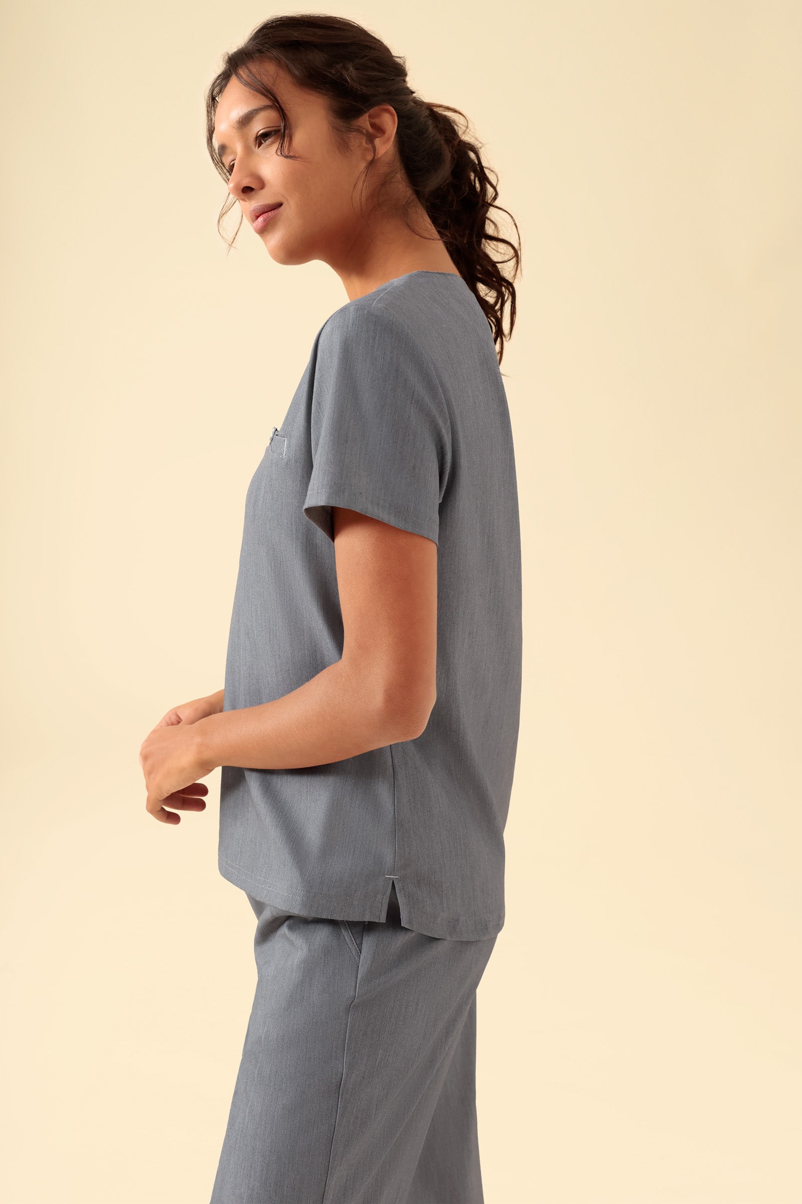 KAERE Shirt Damen - Rundhalsausschnitt grau melange, Rückansicht Das Model ist 176 cm groß und trägt Größe S