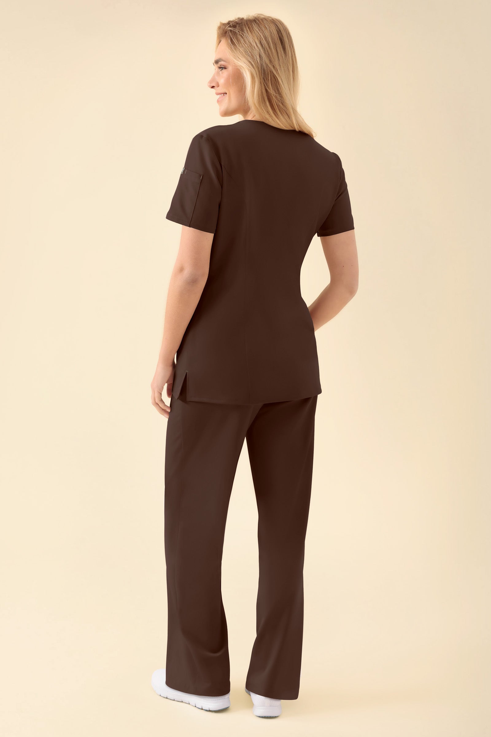 KAERE Kasack Damen - durchgeknöpft coffee, Rückansicht Das Model ist 177 cm groß und trägt Größe S