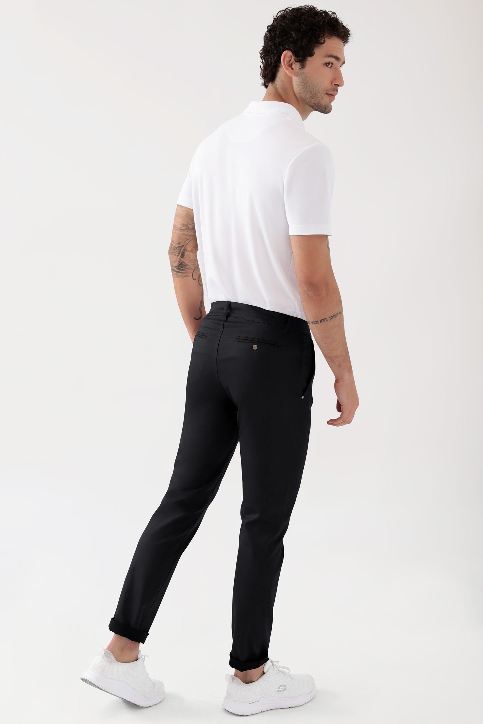 COMFY FLEX Hose Herren - Chino Style schwarz, Rückansicht Das Model ist 188 cm groß und trägt Größe 48
