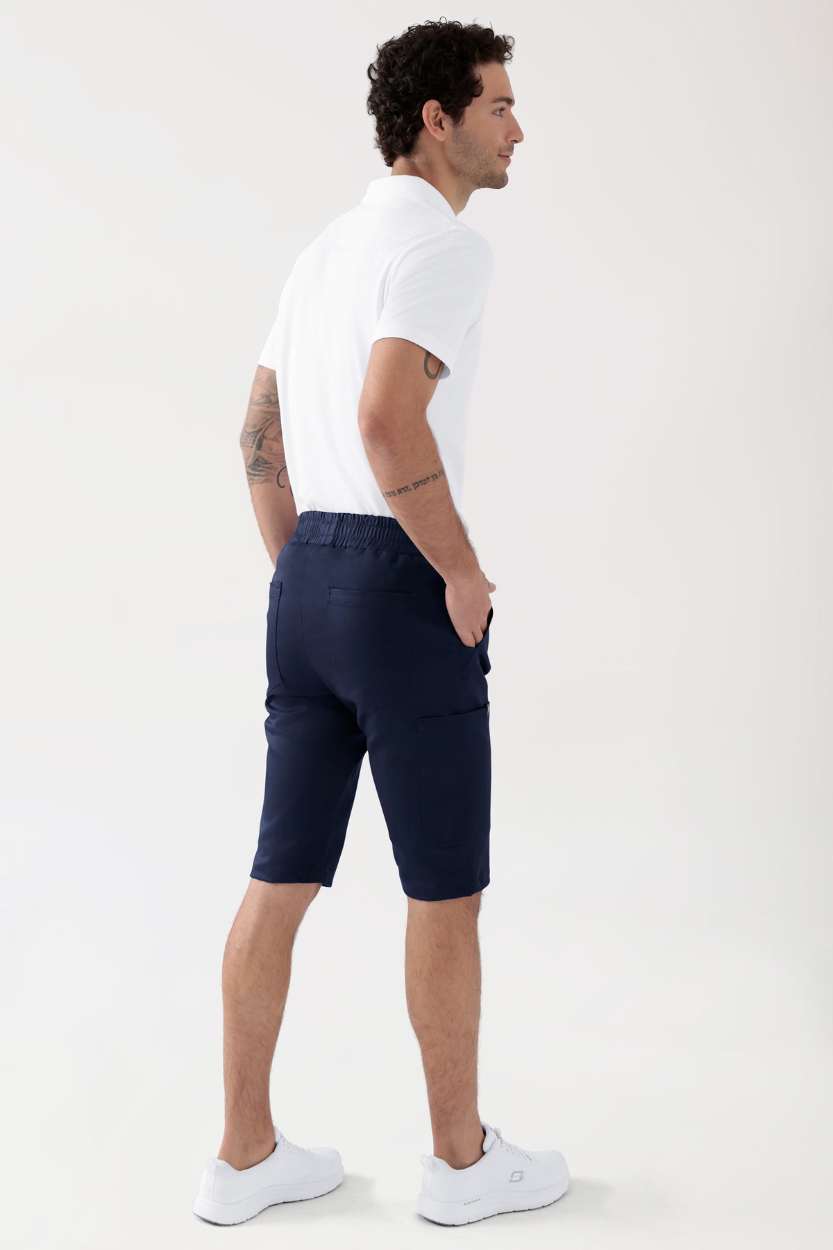 COMFY FLEX Stretch Hose Unisex - Bermuda navy, Rückansicht Das Model ist 188 cm groß und trägt Größe M