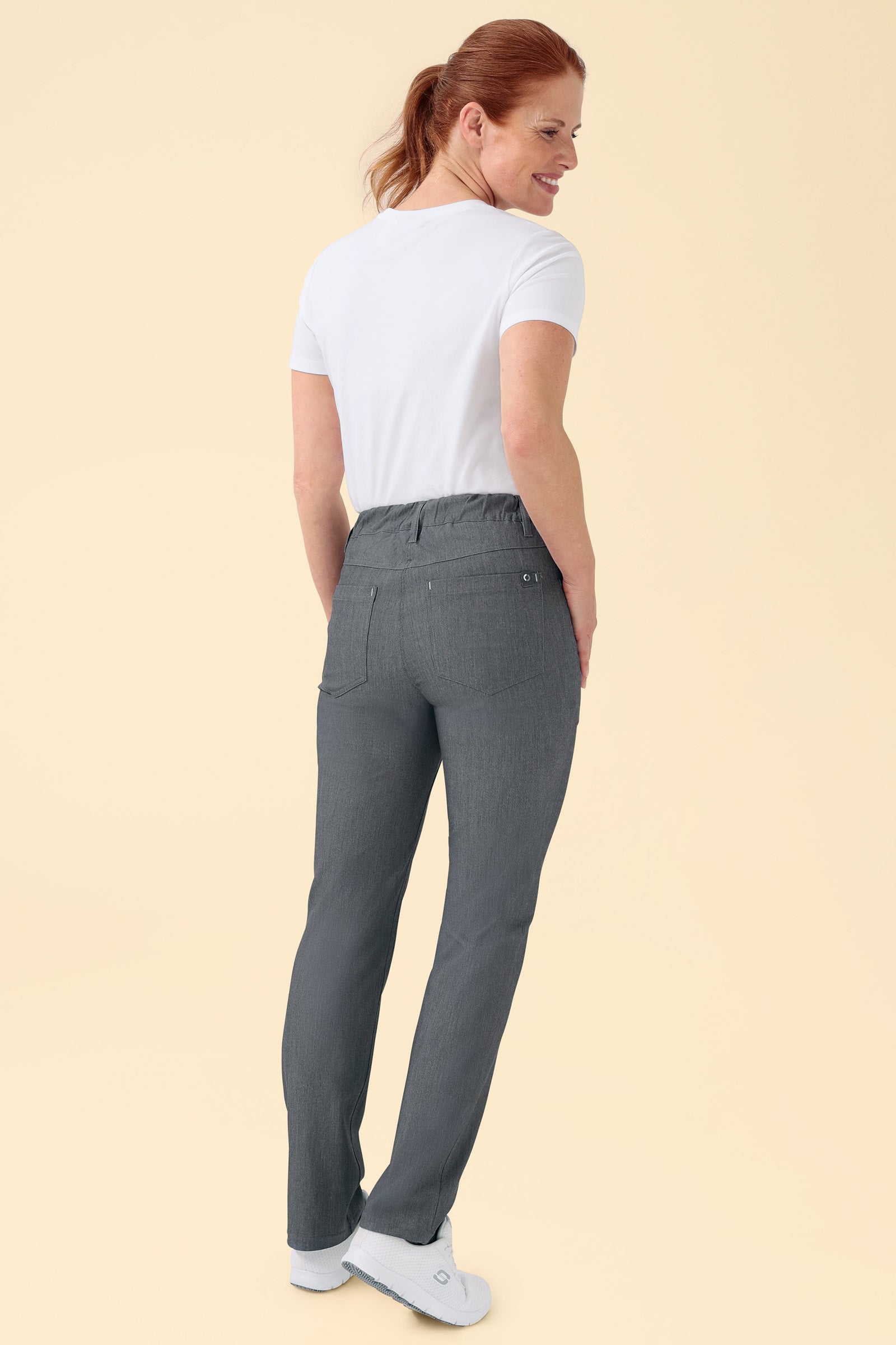 KAERE Hose Damen - 5-Pocket grau melange, Rückansicht Das Model ist 175 cm groß und trägt Größe S