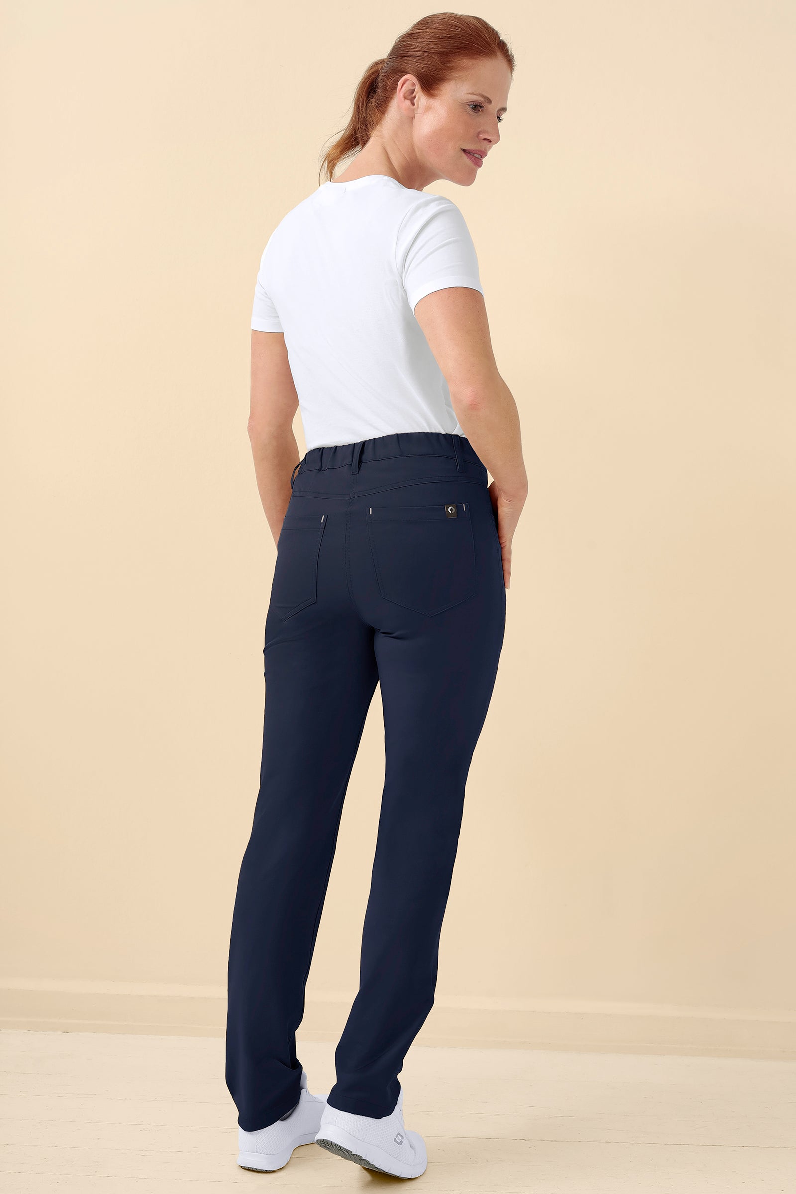 KAERE Hose Damen - 5-Pocket navy, Rückansicht Das Model ist 175 cm groß und trägt Größe S