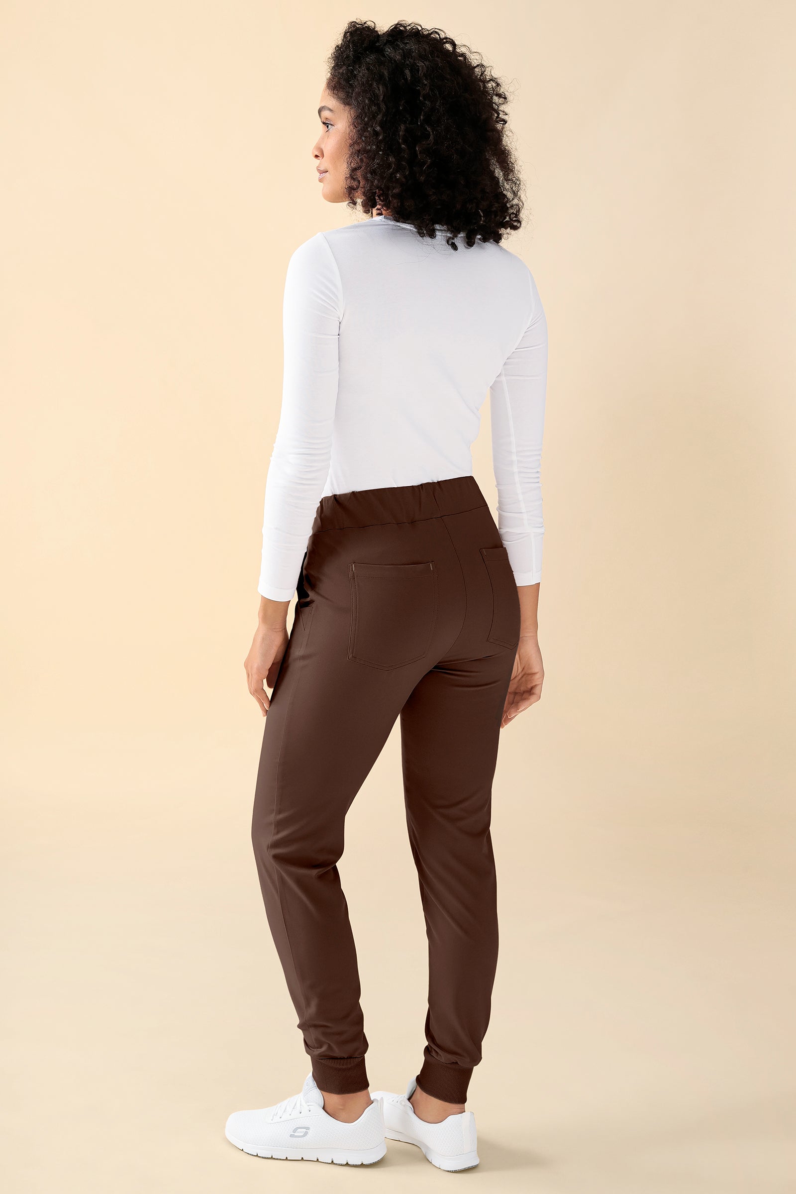 KAERE Hose Damen Normale Größe - Saumabschluss mit Strickbund coffee, Rückansicht Das Model ist 176 cm groß und trägt Größe S