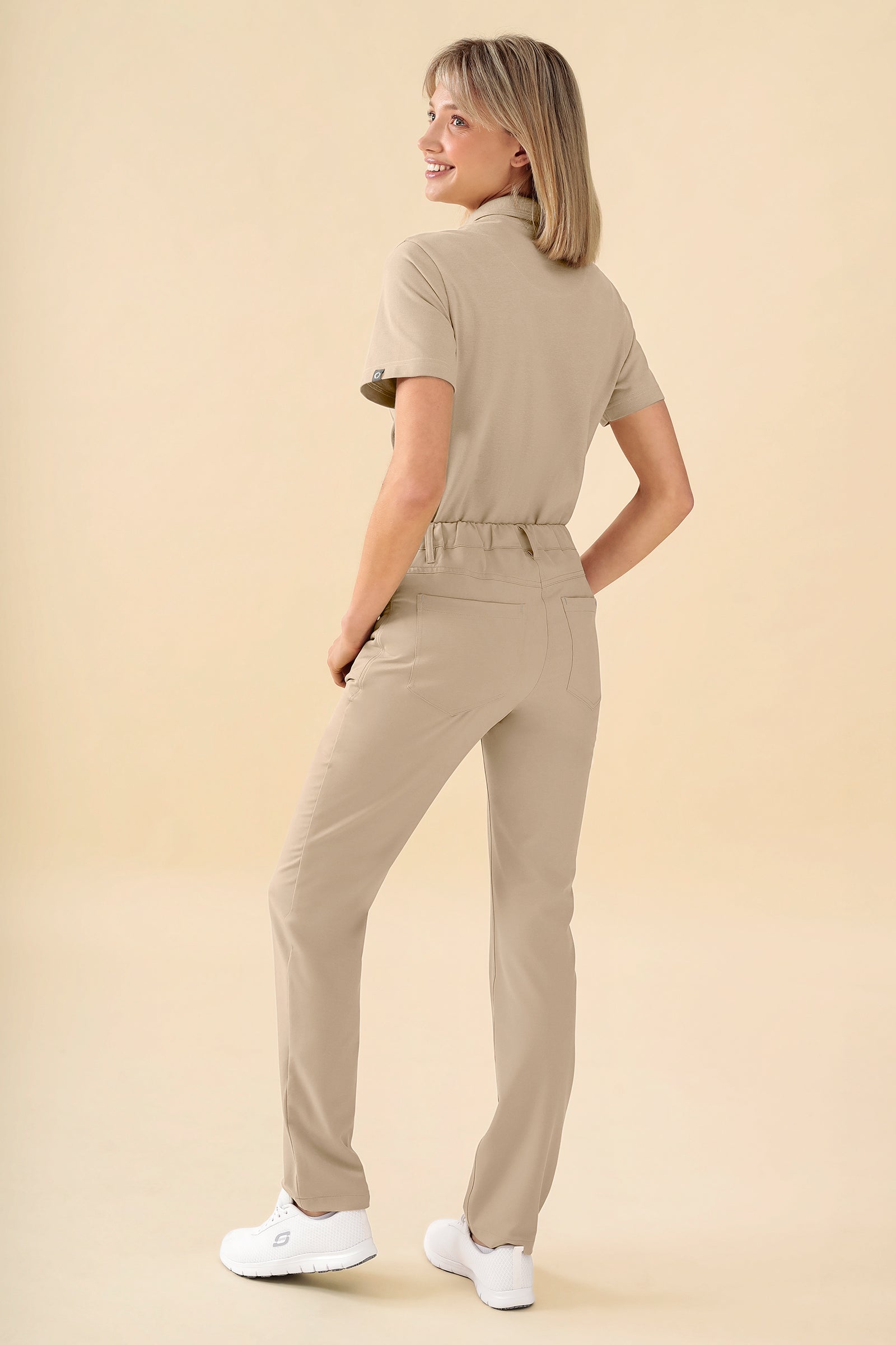 KAERE Hose Damen - 5-Pocket sand, Rückansicht Das Model ist 176 cm groß und trägt Größe S