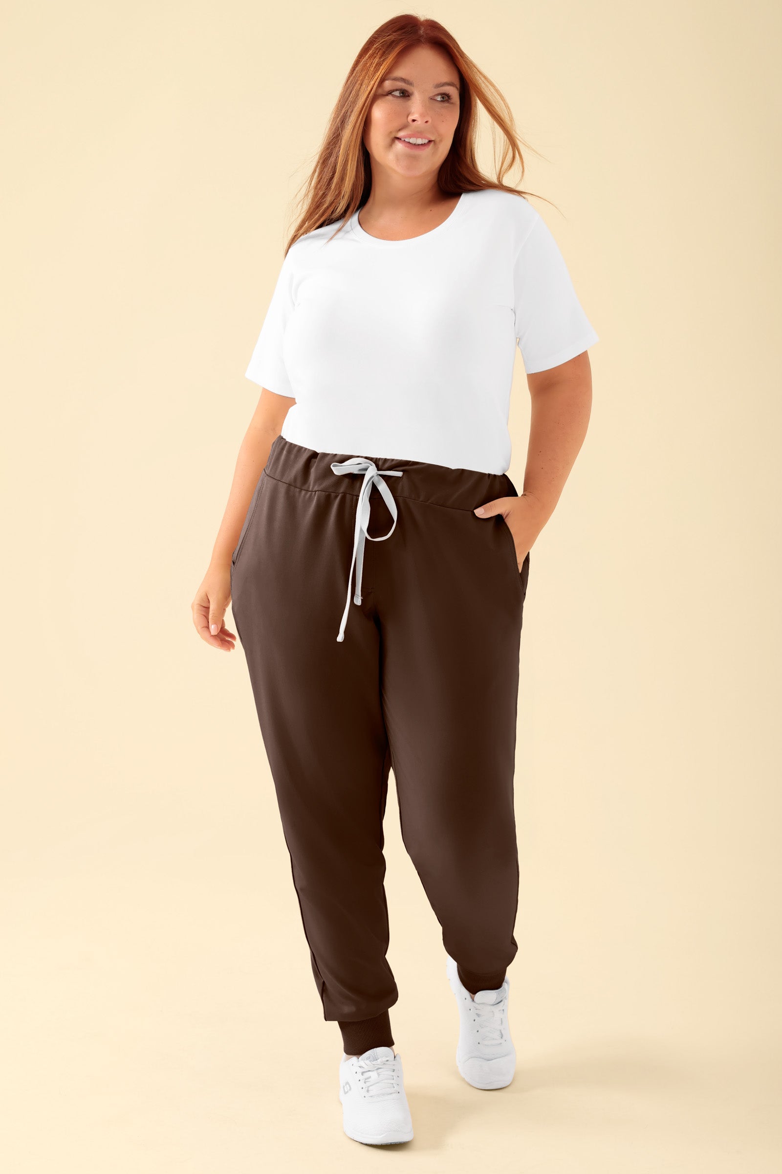 KAERE Hose Damen Normale Größe - Saumabschluss mit Strickbund coffee, Vorderansicht Das Model ist 173 cm groß und trägt Größe XL