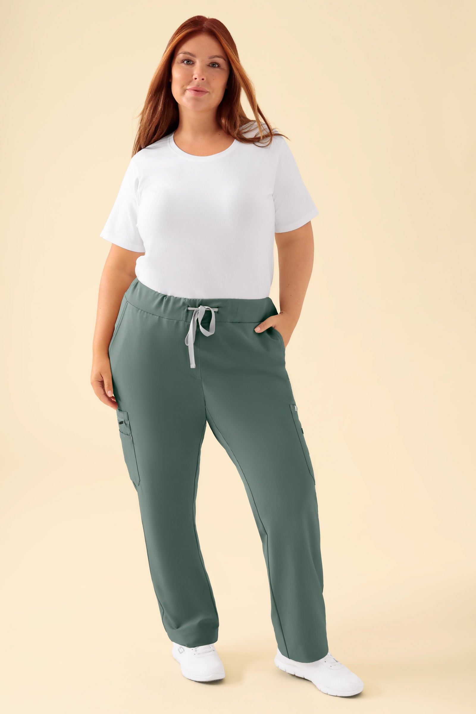 KAERE Hose Damen - gerader Saum mit Beintaschen dunkelgrün, Vorderansicht Das Model ist 173 cm groß und trägt Größe XL