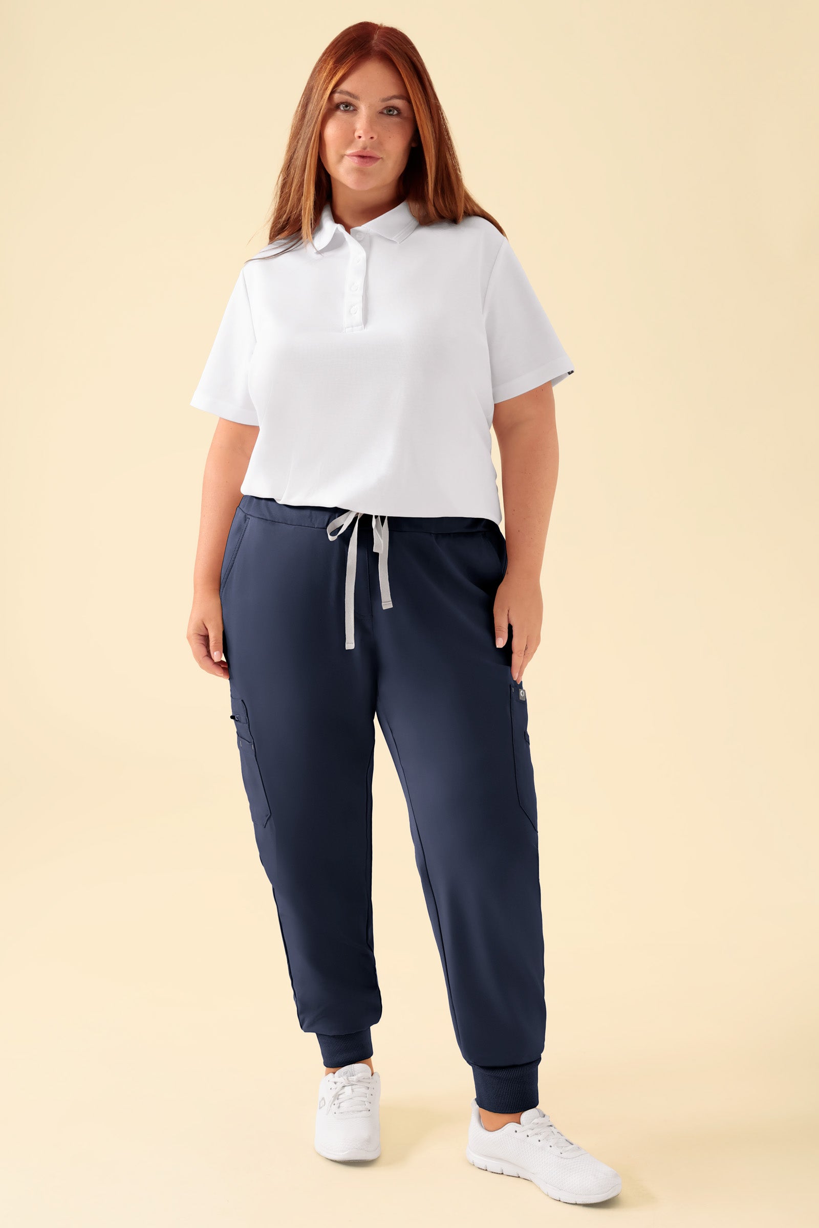 KAERE Hose Damen - Saumbündchen mit Beintaschen navy, Vorderansicht Das Model ist 173 cm groß und trägt Größe XL