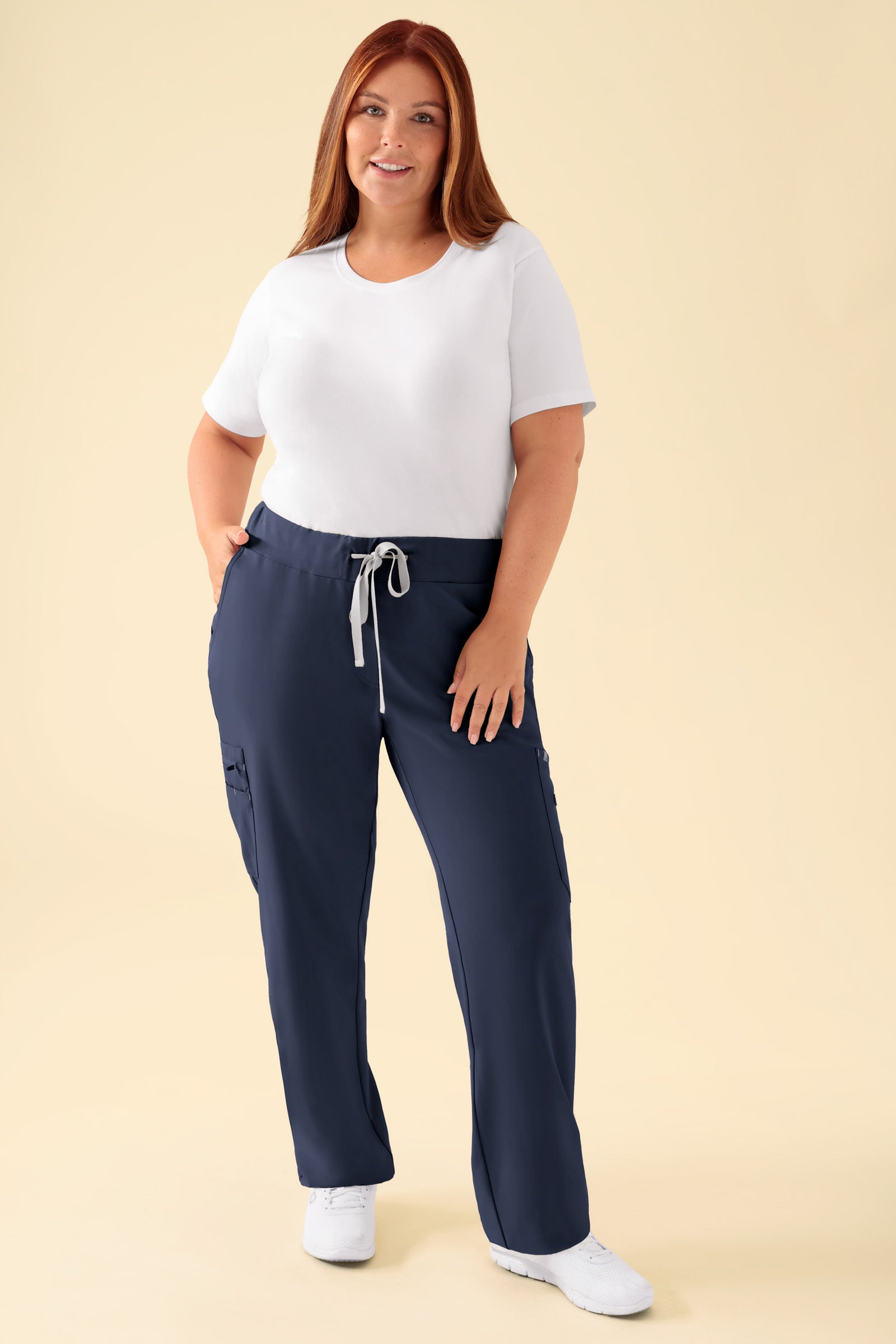 KAERE Hose Damen - gerader Saum mit Beintaschen navy, Vorderansicht Das Model ist 173 cm groß und trägt Größe XL