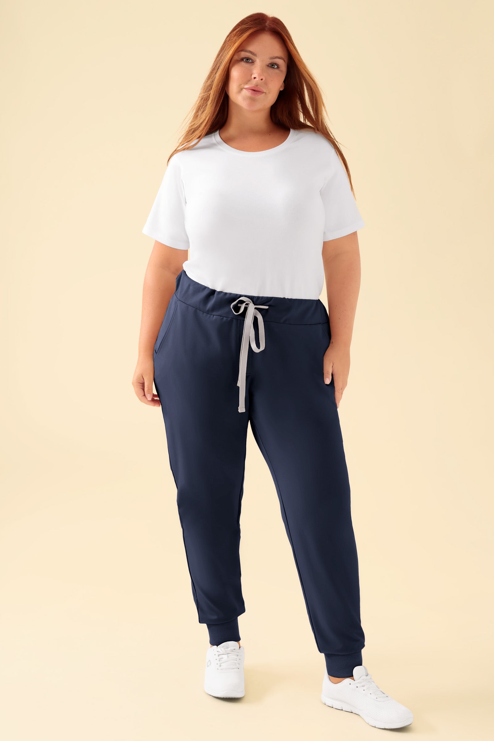 KAERE Hose Damen - Saumbündchen ohne Beintaschen navy, Vorderansicht Das Model ist 173 cm groß und trägt Größe XL