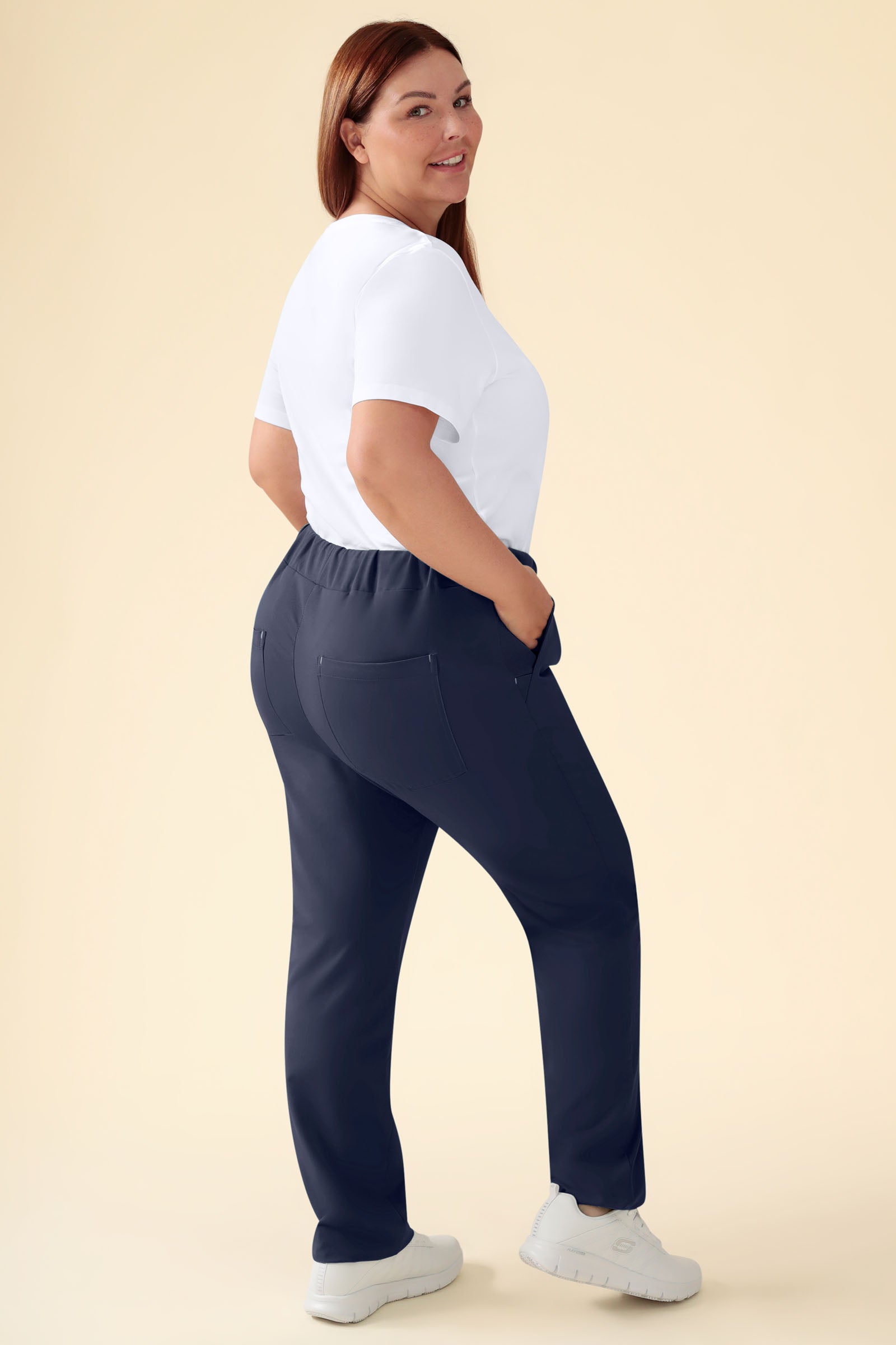 KAERE Hose Damen - gerader Saum ohne Beintaschen navy, Vorderansicht Das Model ist 173 cm groß und trägt Größe XL