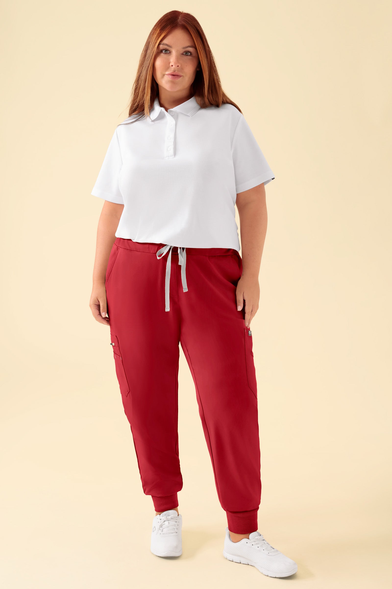 KAERE Hose Damen - Saumbündchen mit Beintaschen rot, Vorderansicht Das Model ist 173 cm groß und trägt Größe XL