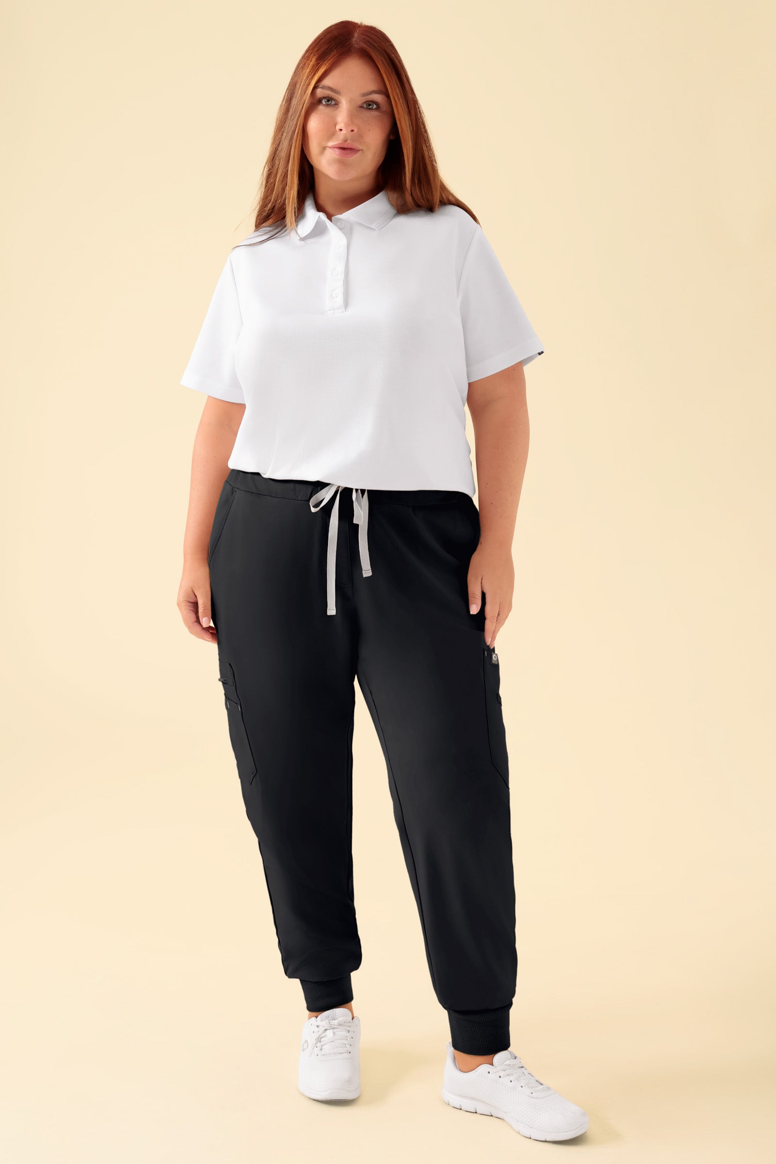 KAERE Hose Damen - Saumbündchen mit Beintaschen schwarz, Vorderansicht Das Model ist 173 cm groß und trägt Größe XL