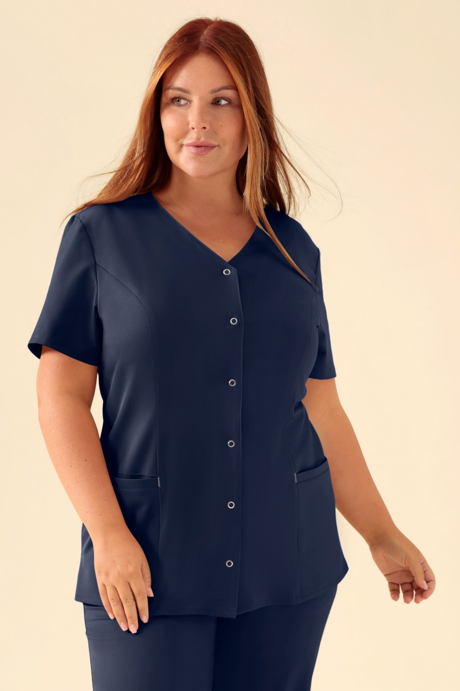 KAERE Kasack Damen - durchgeknöpft navy, Vorderansicht Das Model ist 173 cm groß und trägt Größe XL