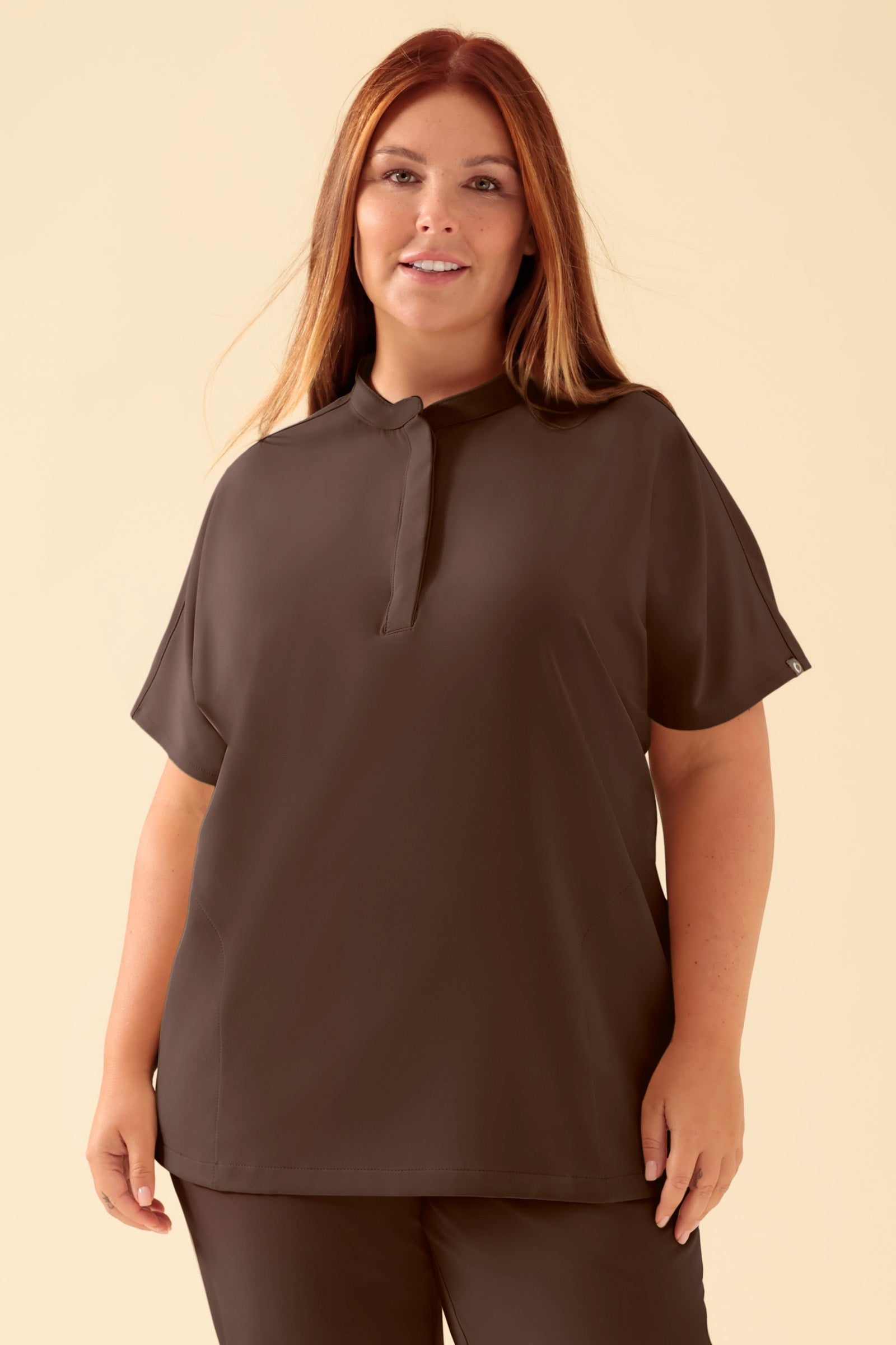 KAERE Schlupfkasack Damen - Stehkragen coffee, Vorderansicht Das Model ist 173 cm groß und trägt Größe XL