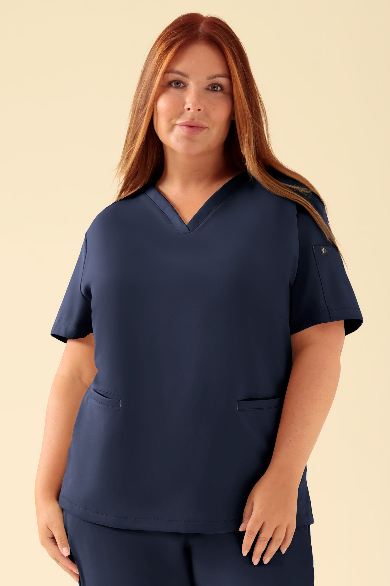 KAERE Schlupfkasack Damen - V-Ausschnitt navy, Vorderansicht Das Model ist 173 cm groß und trägt Größe XL