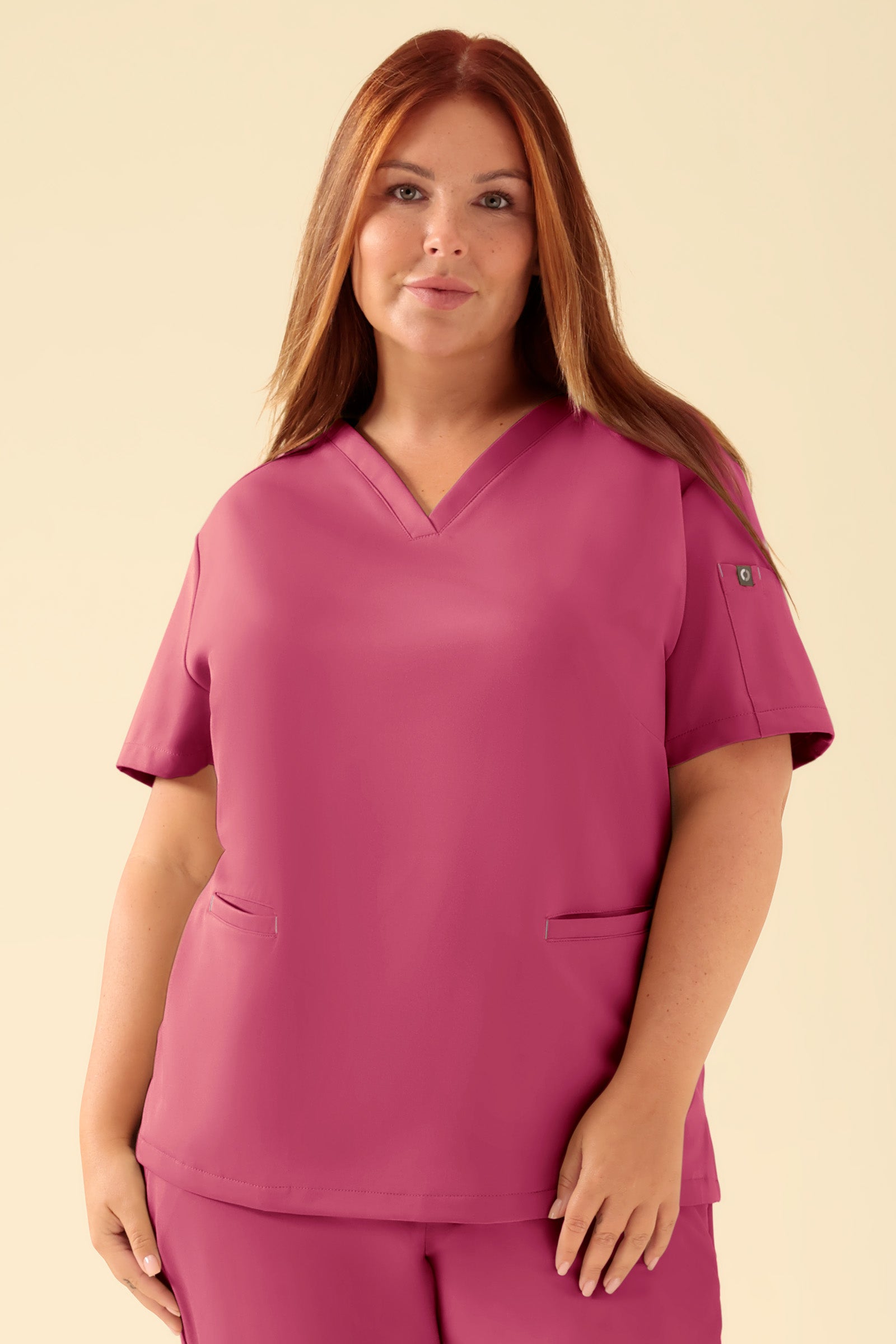 KAERE Schlupfkasack Damen - V-Ausschnitt rosenholz, Vorderansicht Das Model ist 173 cm groß und trägt Größe XL