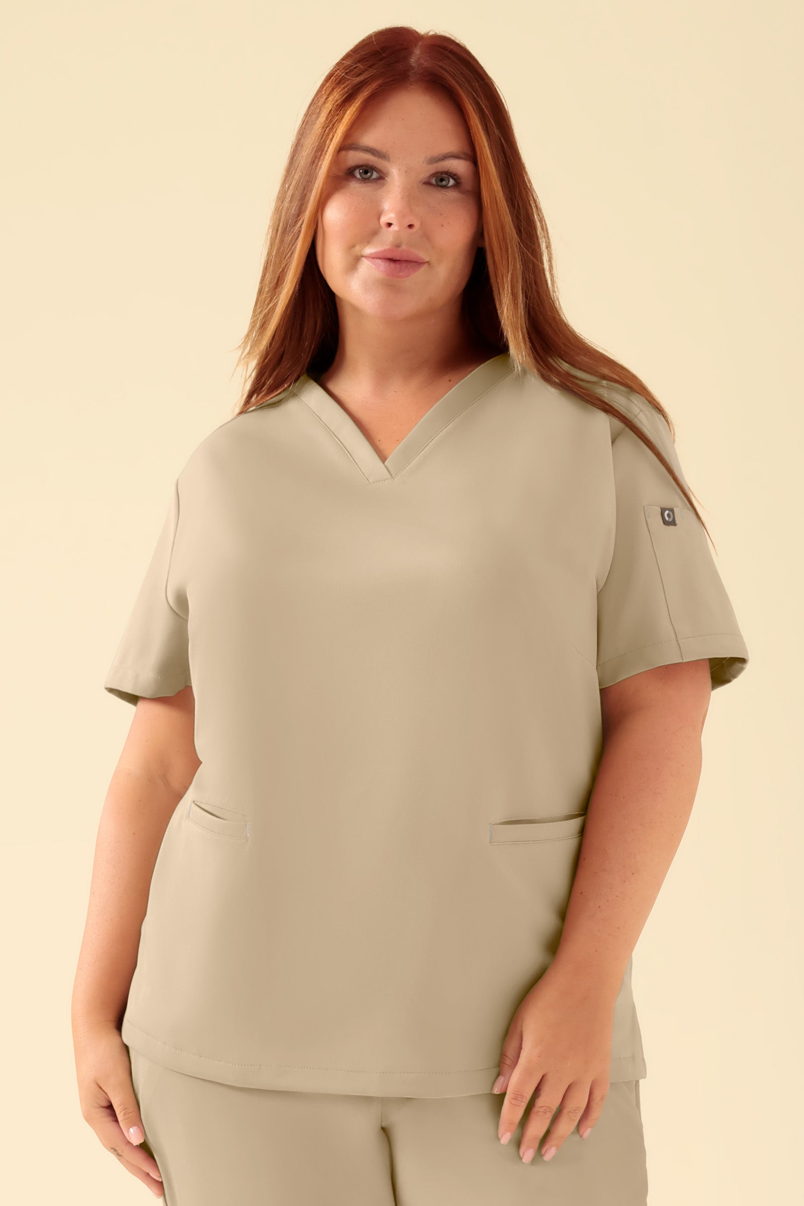 KAERE Schlupfkasack Damen - V-Ausschnitt sand, Vorderansicht Das Model ist 173 cm groß und trägt Größe XL