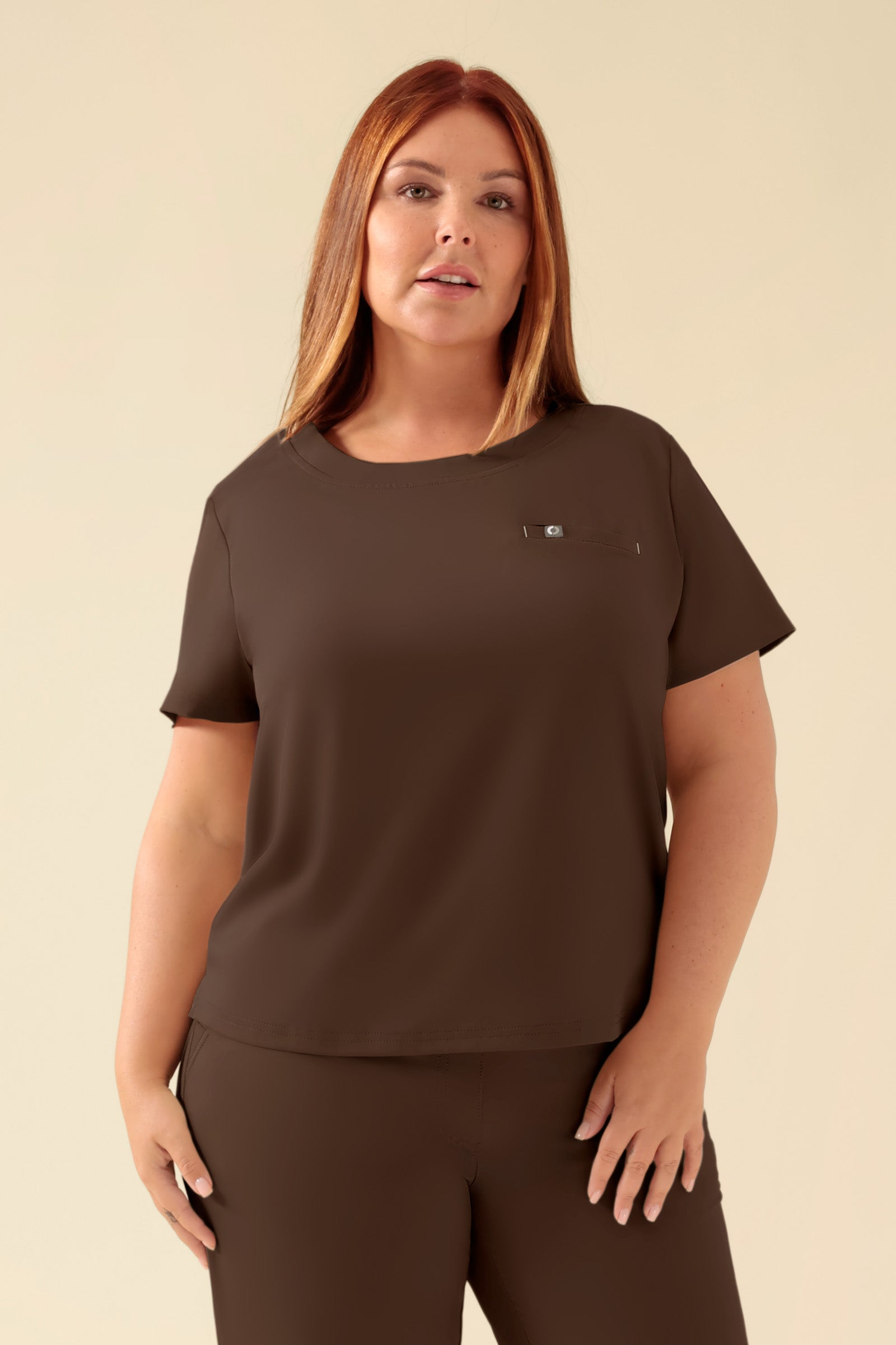 KAERE Shirt Damen - Rundhalsausschnitt coffee, Vorderansicht Das Model ist 173 cm groß und trägt Größe XL