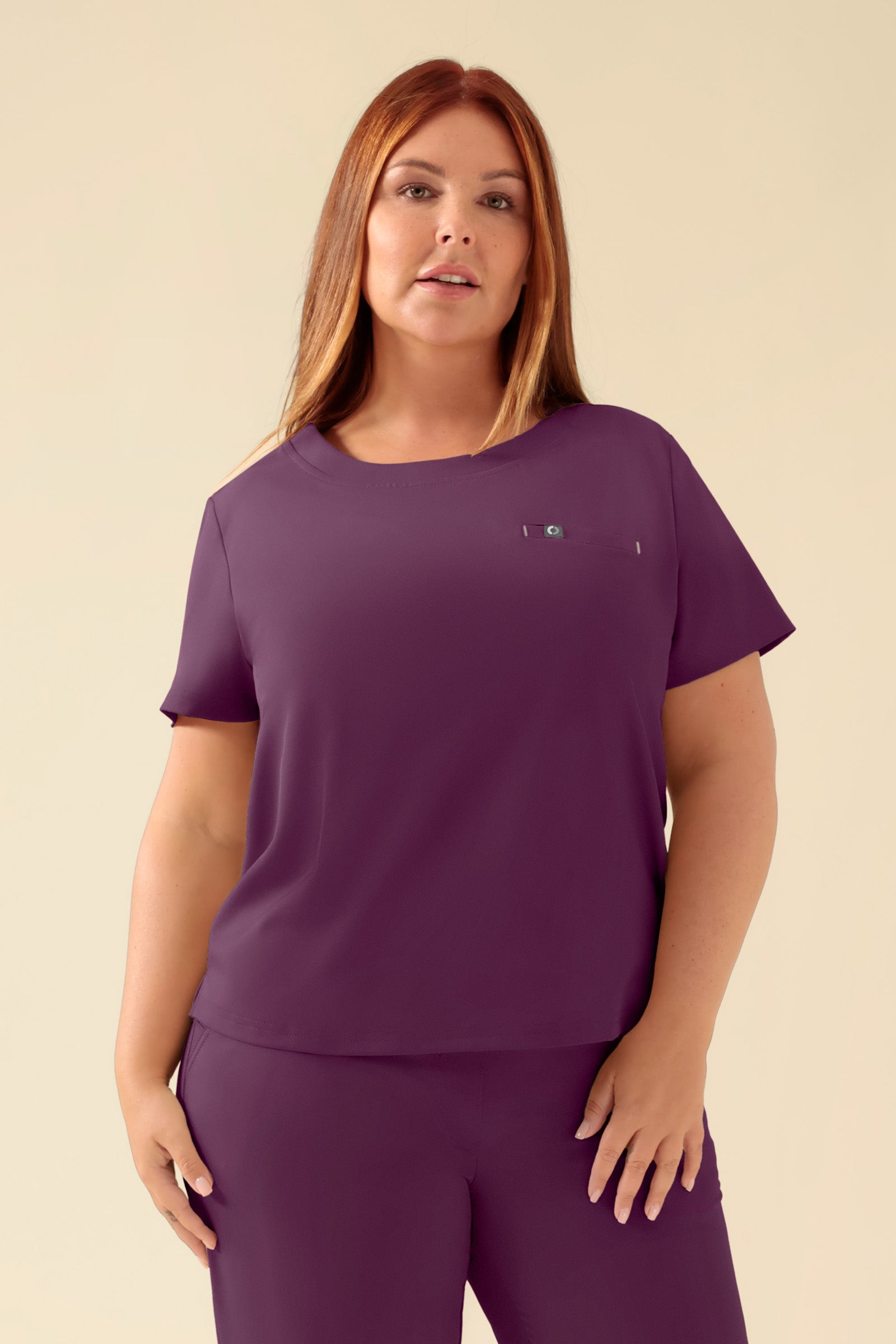 KAERE Shirt Damen - Rundhalsausschnitt pflaume, Vorderansicht Das Model ist 173 cm groß und trägt Größe XL