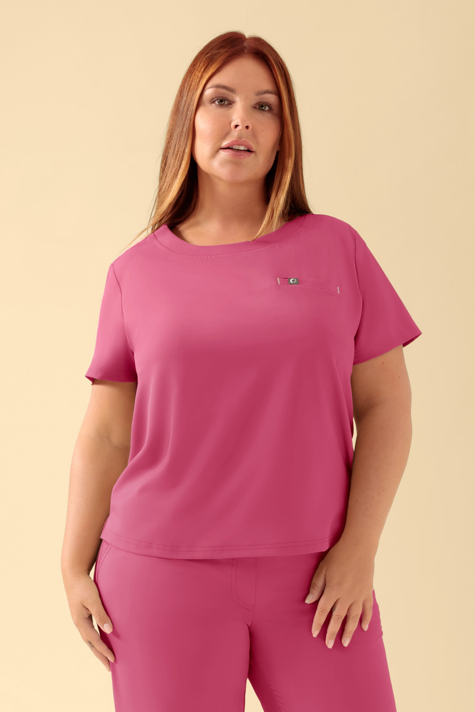 KAERE Shirt Damen - Rundhalsausschnitt rosenholz, Vorderansicht Das Model ist 173 cm groß und trägt Größe XL