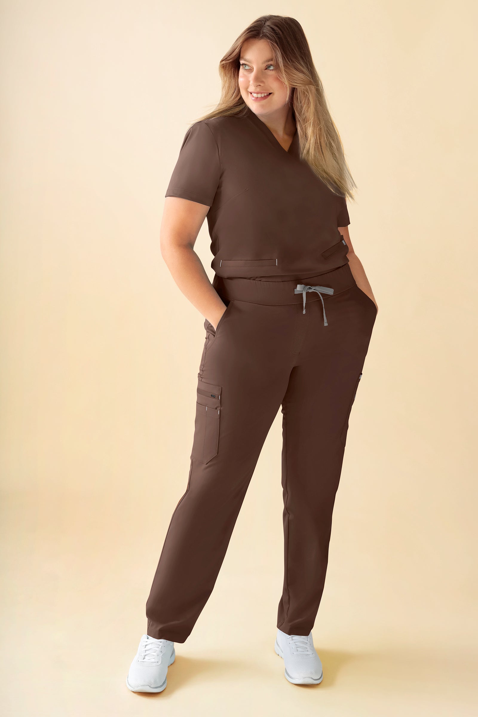 KAERE Hose Damen - gerader Saum mit Beintaschen coffee, Vorderansicht Das Model ist 174 cm groß und trägt Größe XL