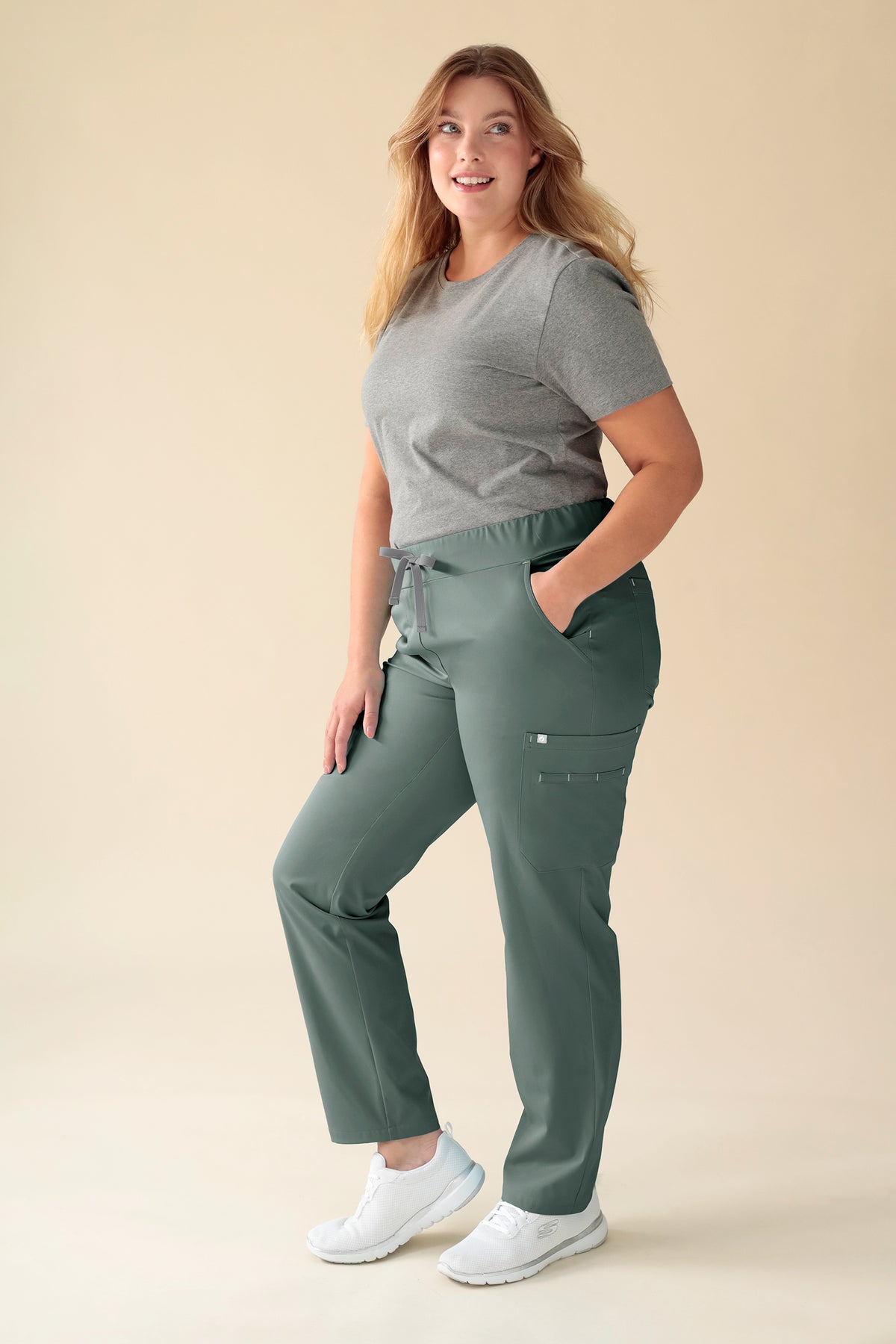 KAERE Hose Damen - gerader Saum mit Beintaschen dunkelgrün, Vorderansicht Das Model ist 174 cm groß und trägt Größe XL