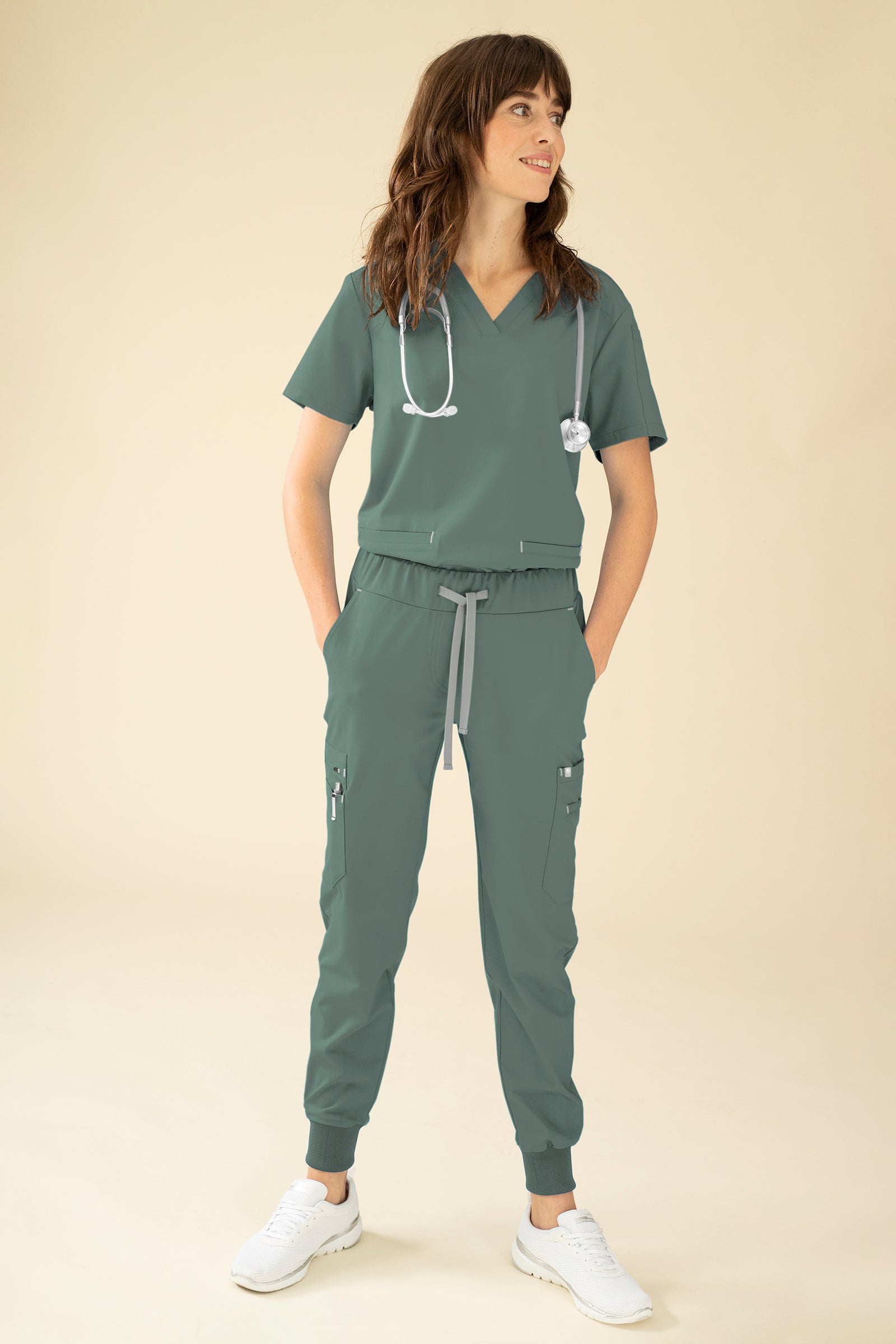 KAERE Hose Damen - Saumbündchen mit Beintaschen dunkelgrün, Vorderansicht Das Model ist 175 cm groß und trägt Größe S