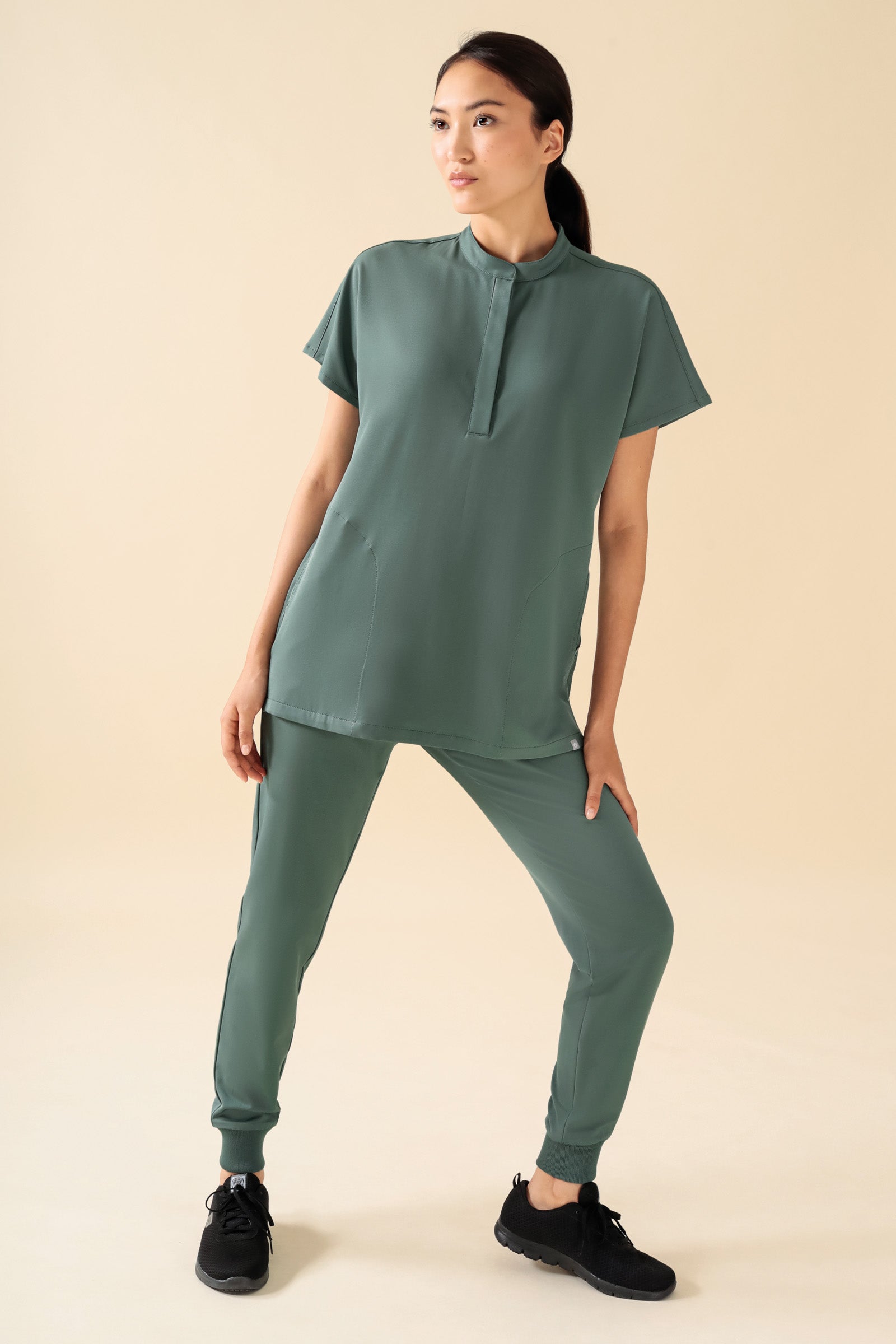KAERE Hose Damen - Saumbündchen ohne Beintaschen dunkelgrün, Vorderansicht Das Model ist 175 cm groß und trägt Größe S