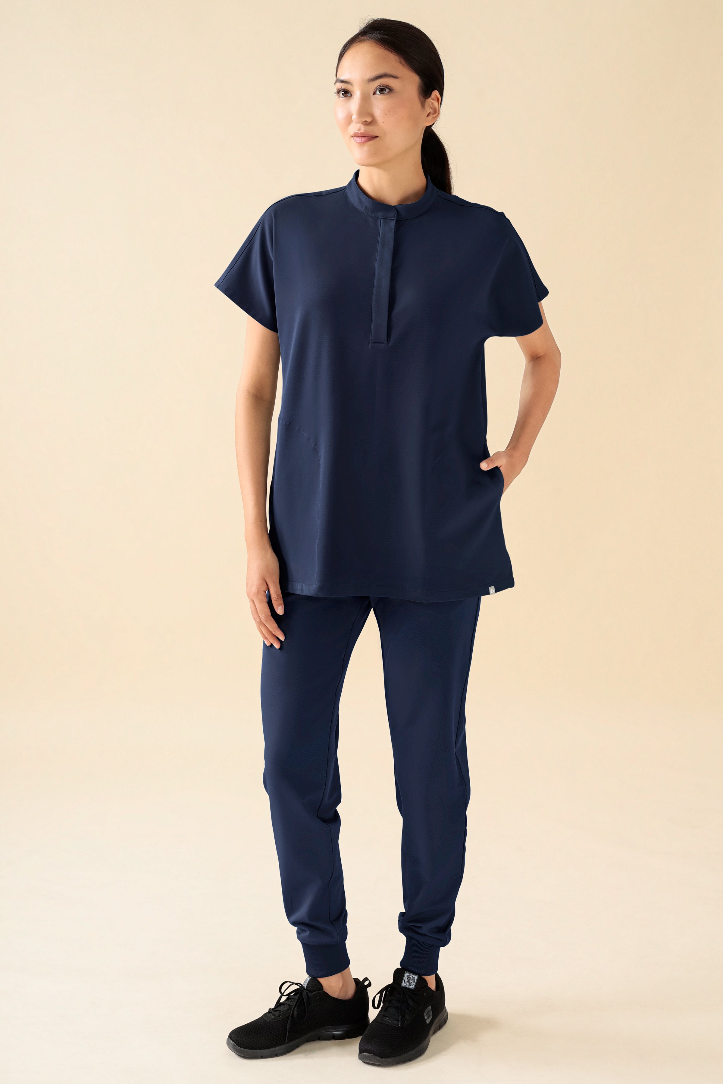 KAERE Hose Damen - Saumbündchen ohne Beintaschen navy, Vorderansicht Das Model ist 175 cm groß und trägt Größe S