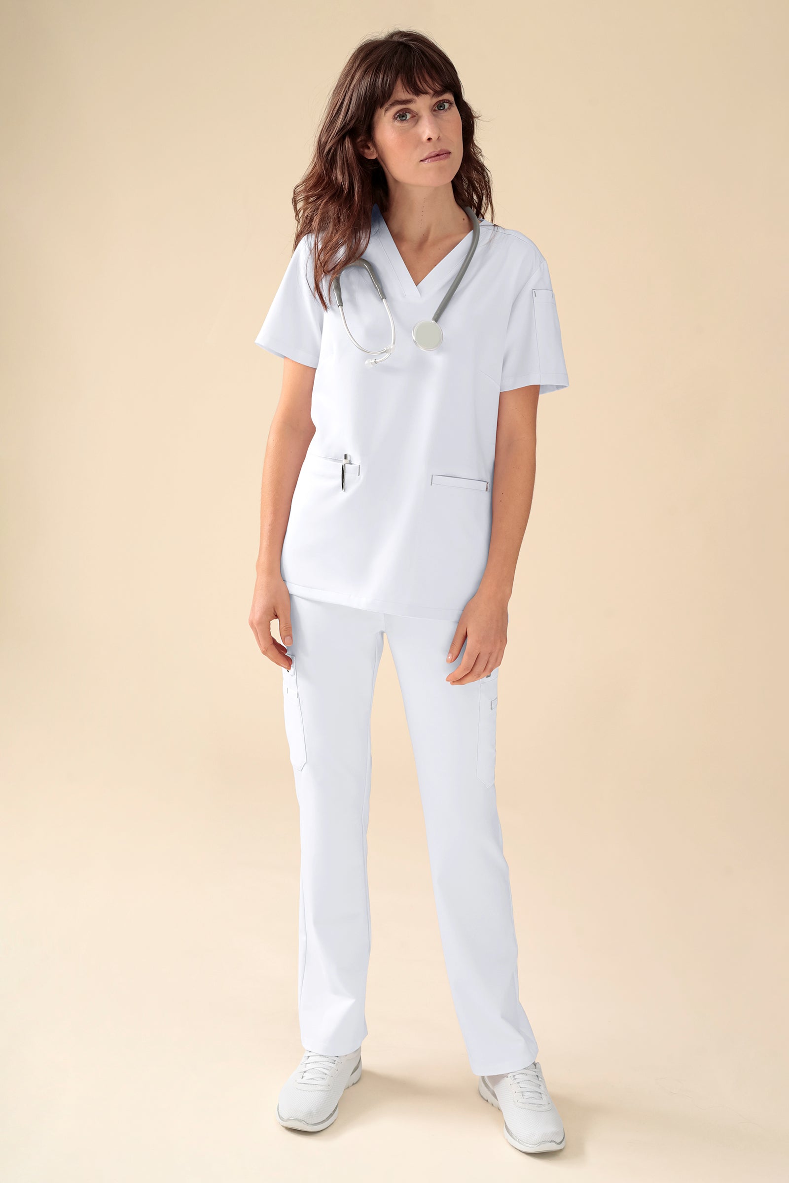 KAERE Hose Damen - gerader Saum mit Beintaschen weiß, Vorderansicht Das Model ist 175 cm groß und trägt Größe S