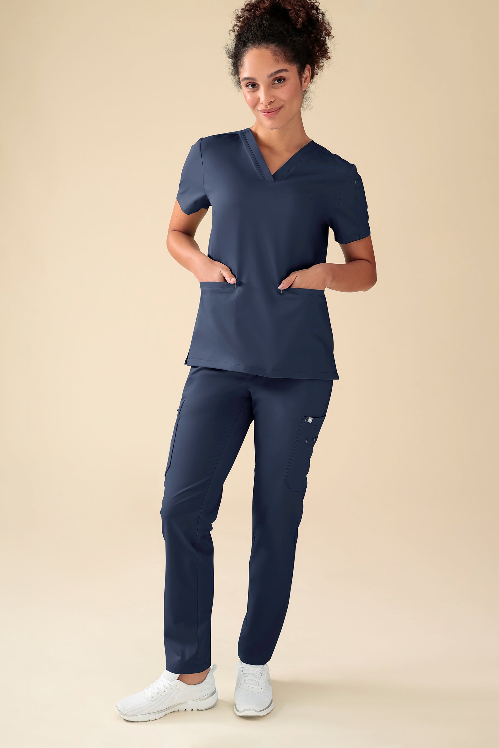 KAERE Hose Damen - gerader Saum mit Beintaschen navy, Vorderansicht Das Model ist 176 cm groß und trägt Größe S