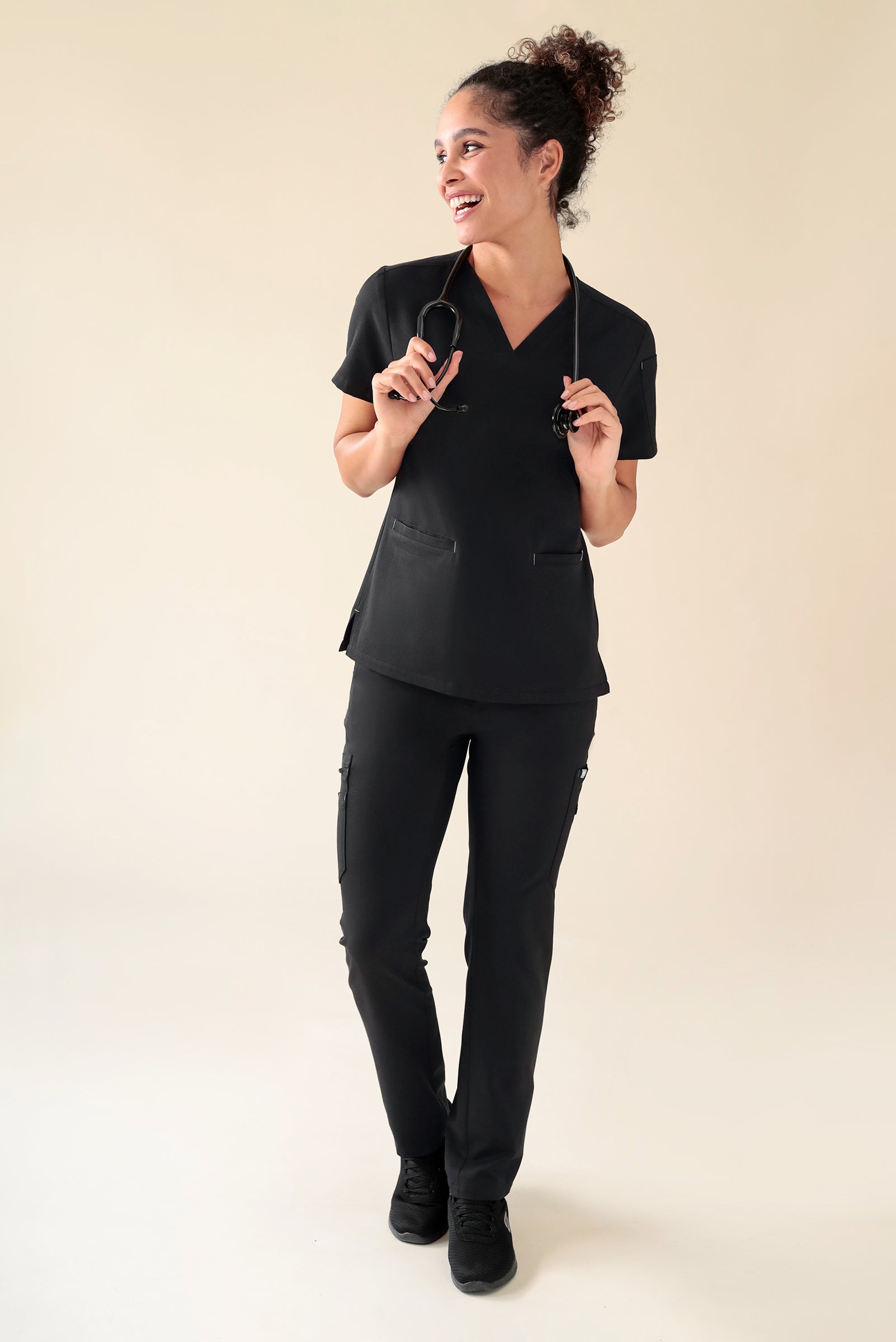 KAERE Hose Damen - gerader Saum mit Beintaschen schwarz, Vorderansicht Das Model ist 176 cm groß und trägt Größe S