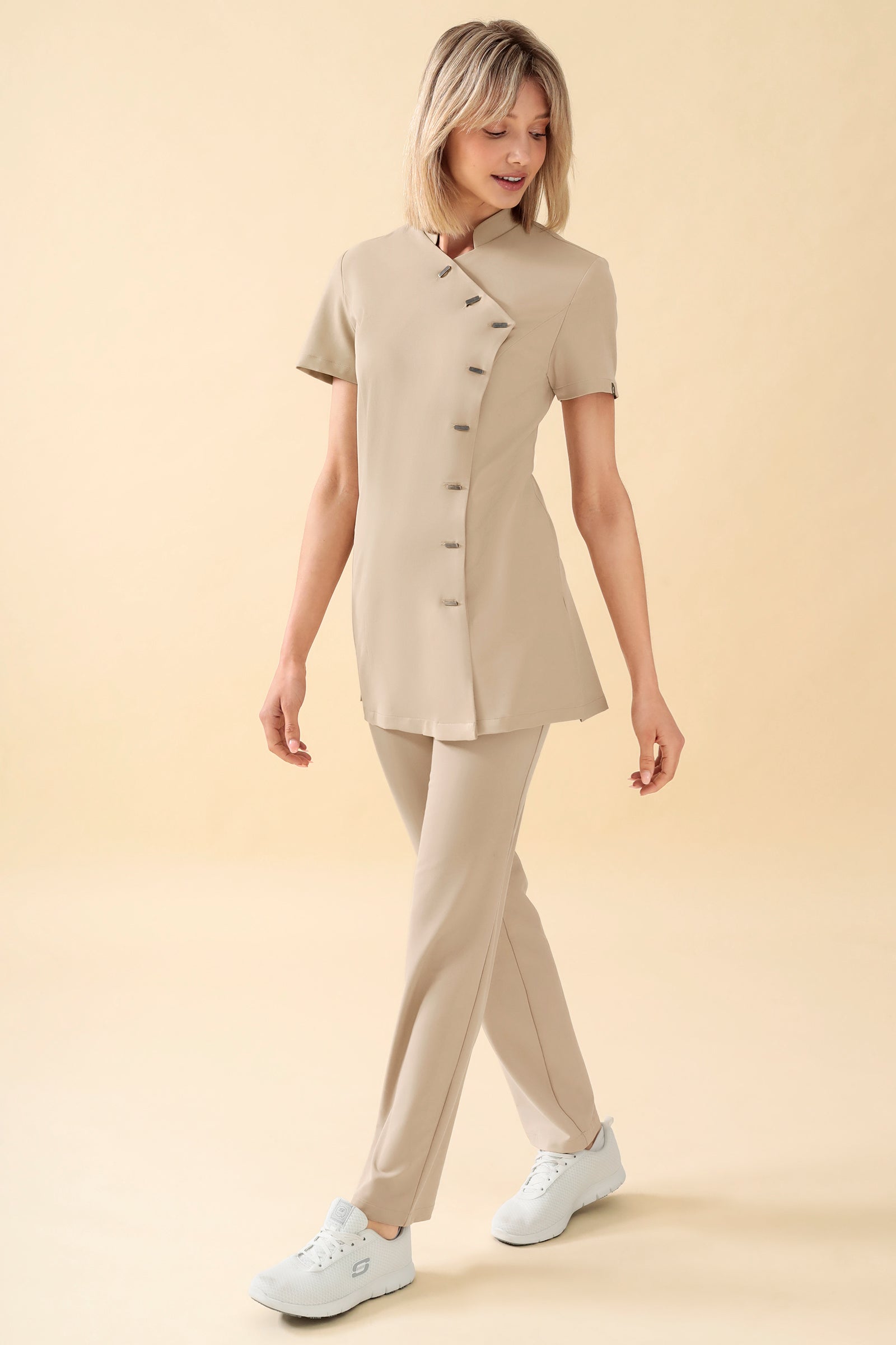KAERE Kasack Damen - asymmetrische Knopfleiste sand, Vorderansicht Das Model ist 176 cm groß und trägt Größe S