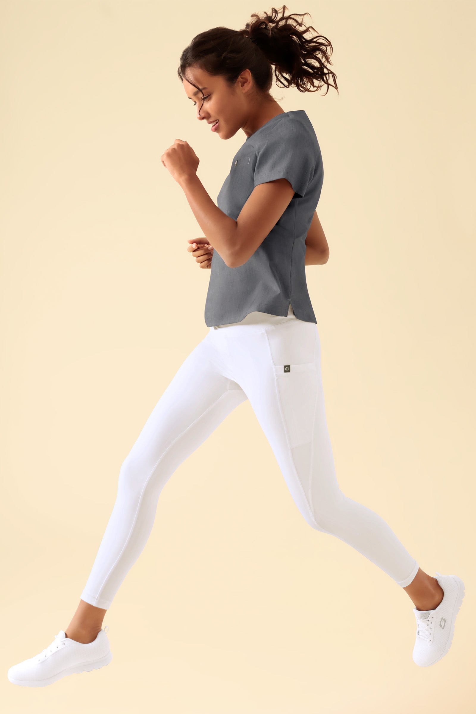 KAERE Leggings Damen - super elastisch weiß, Vorderansicht Das Model ist 176 cm groß und trägt Größe S