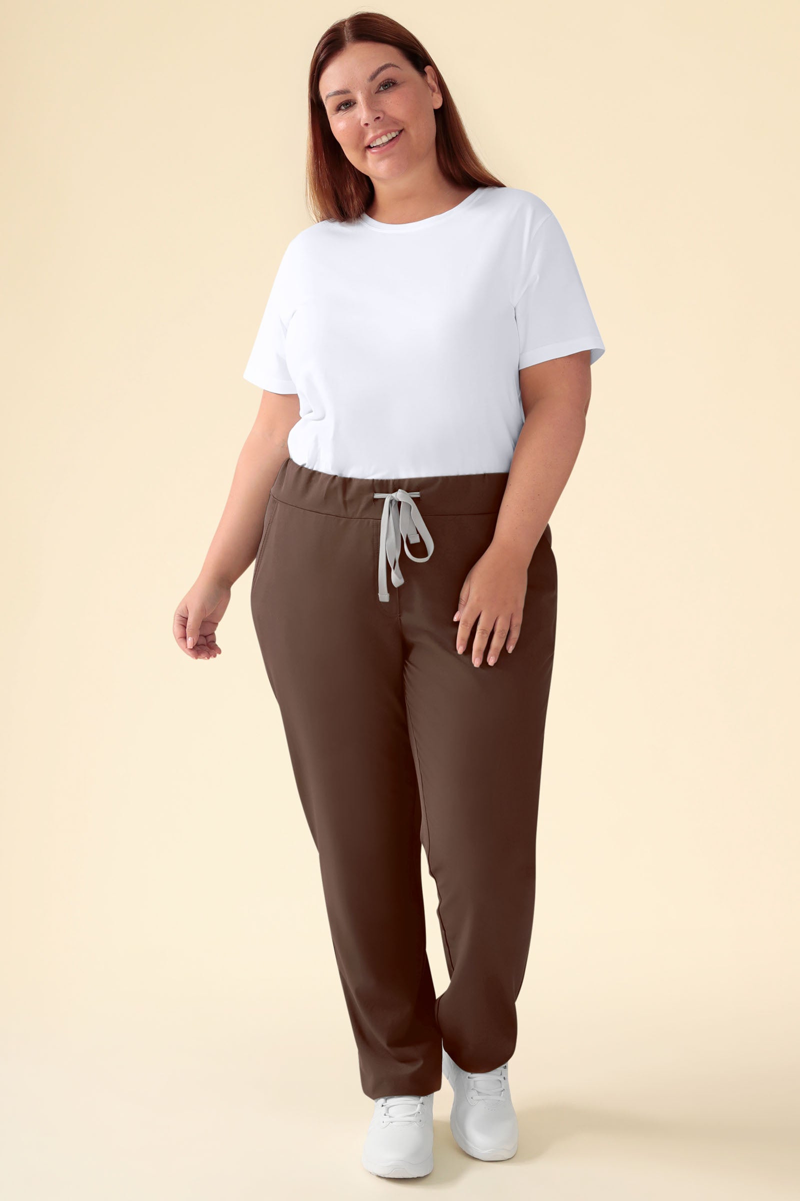 KAERE Hose Damen - gerader Saum ohne Beintaschen coffee, Vorderansicht Das Model ist 173 cm groß und trägt Größe XL